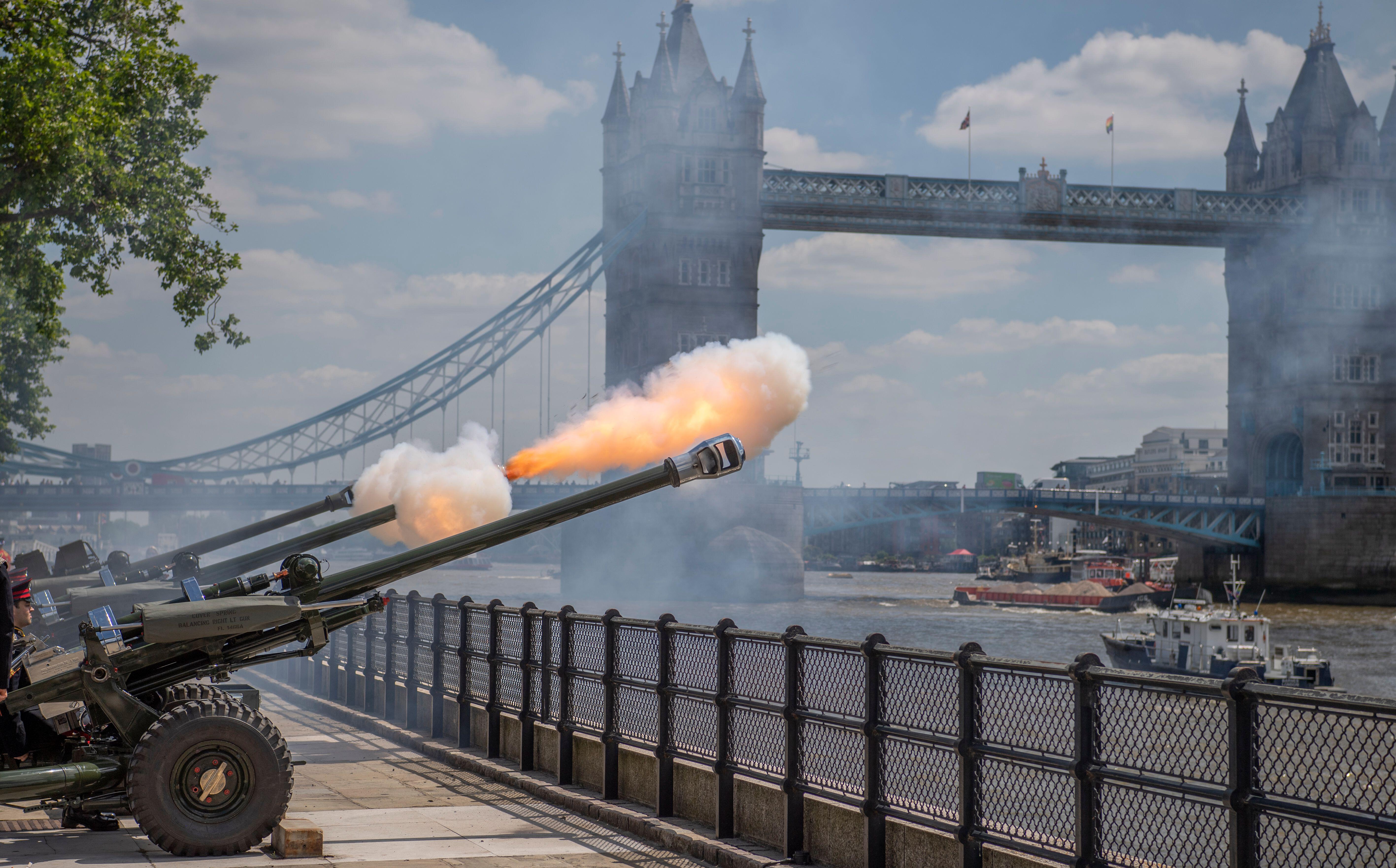 Honourable Artillery Company Fire 62 Gun Salute Tower Of London HM Queen’s Official Birthday 120621 CREDIT Malcolm Park Alamy Stock Photo
