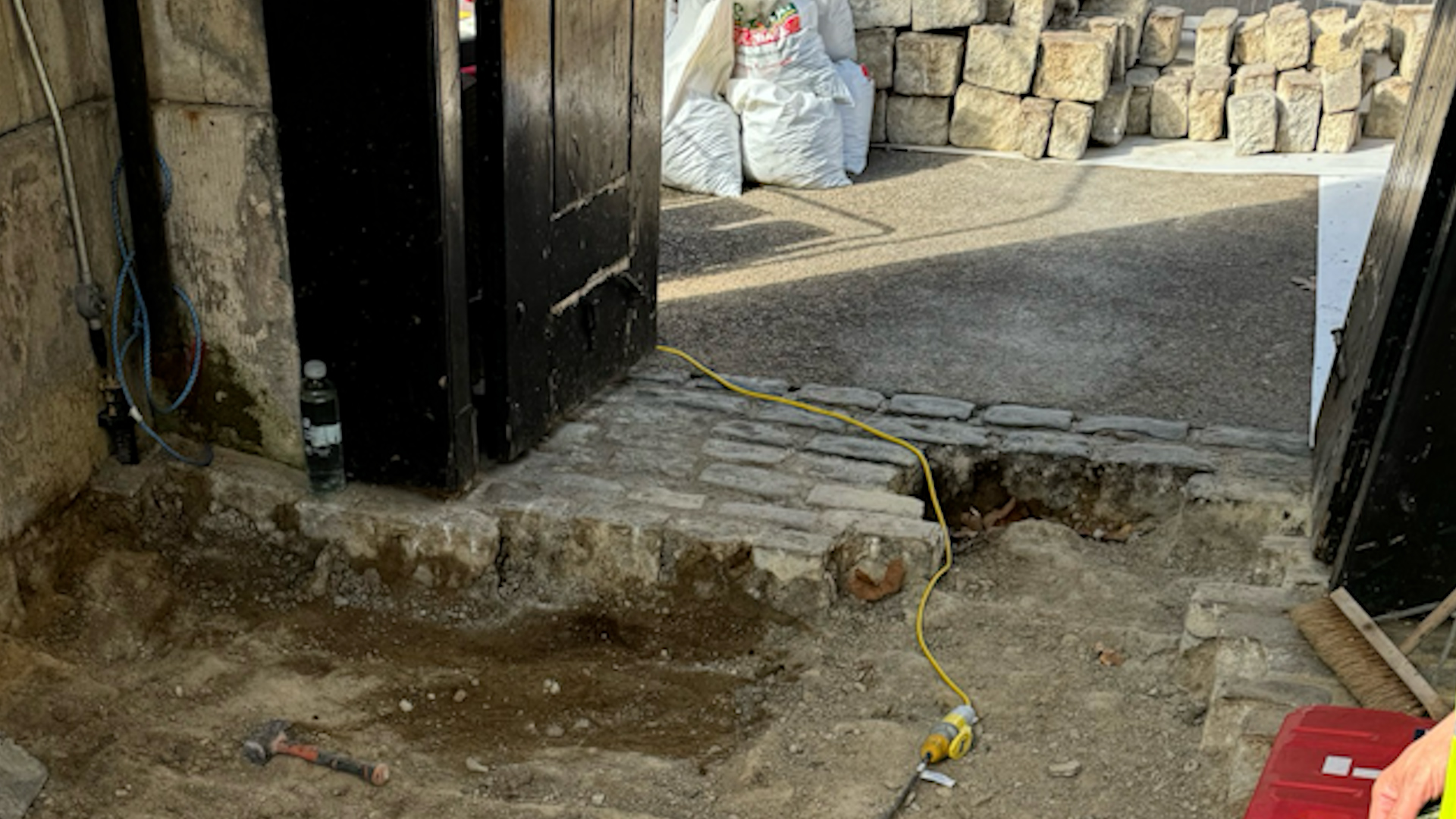 Horse box cobbled floor maintenance Horse Guards 040924 CREDIT BFBS