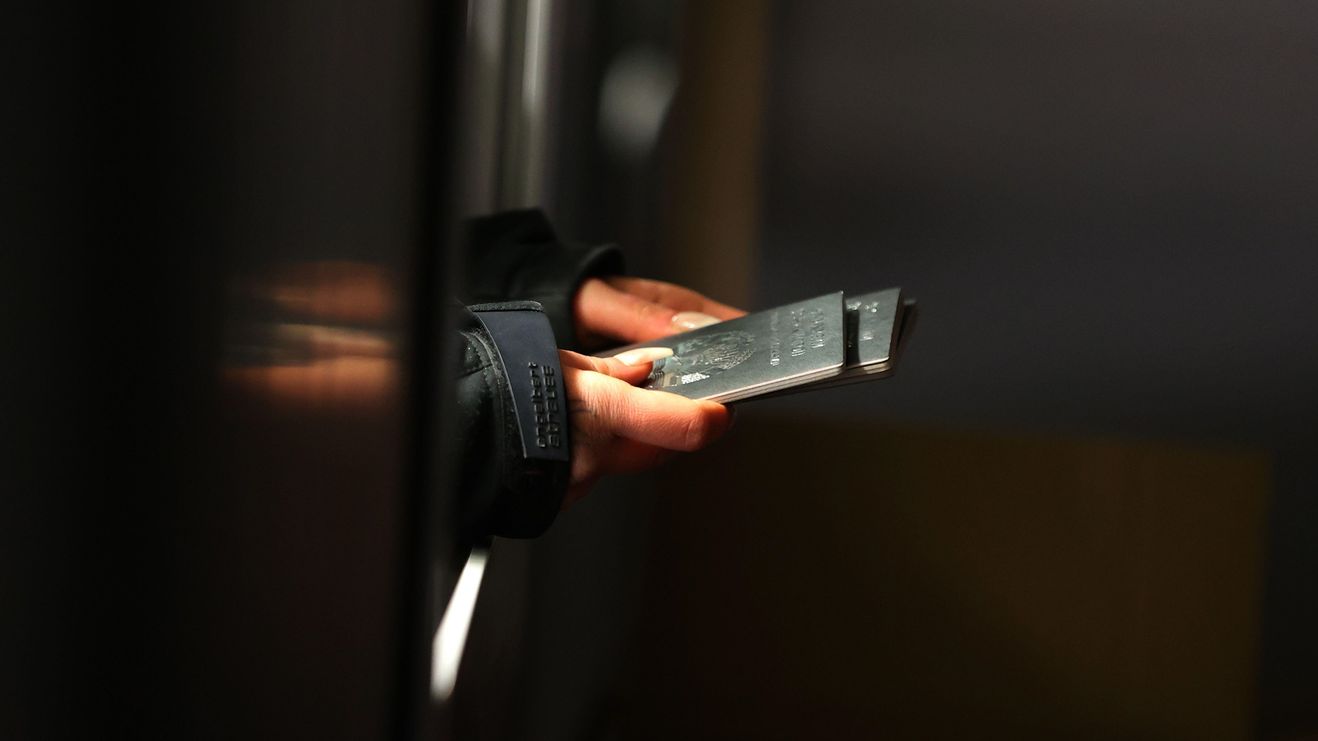 Passports are returned to refugees from Ukraine