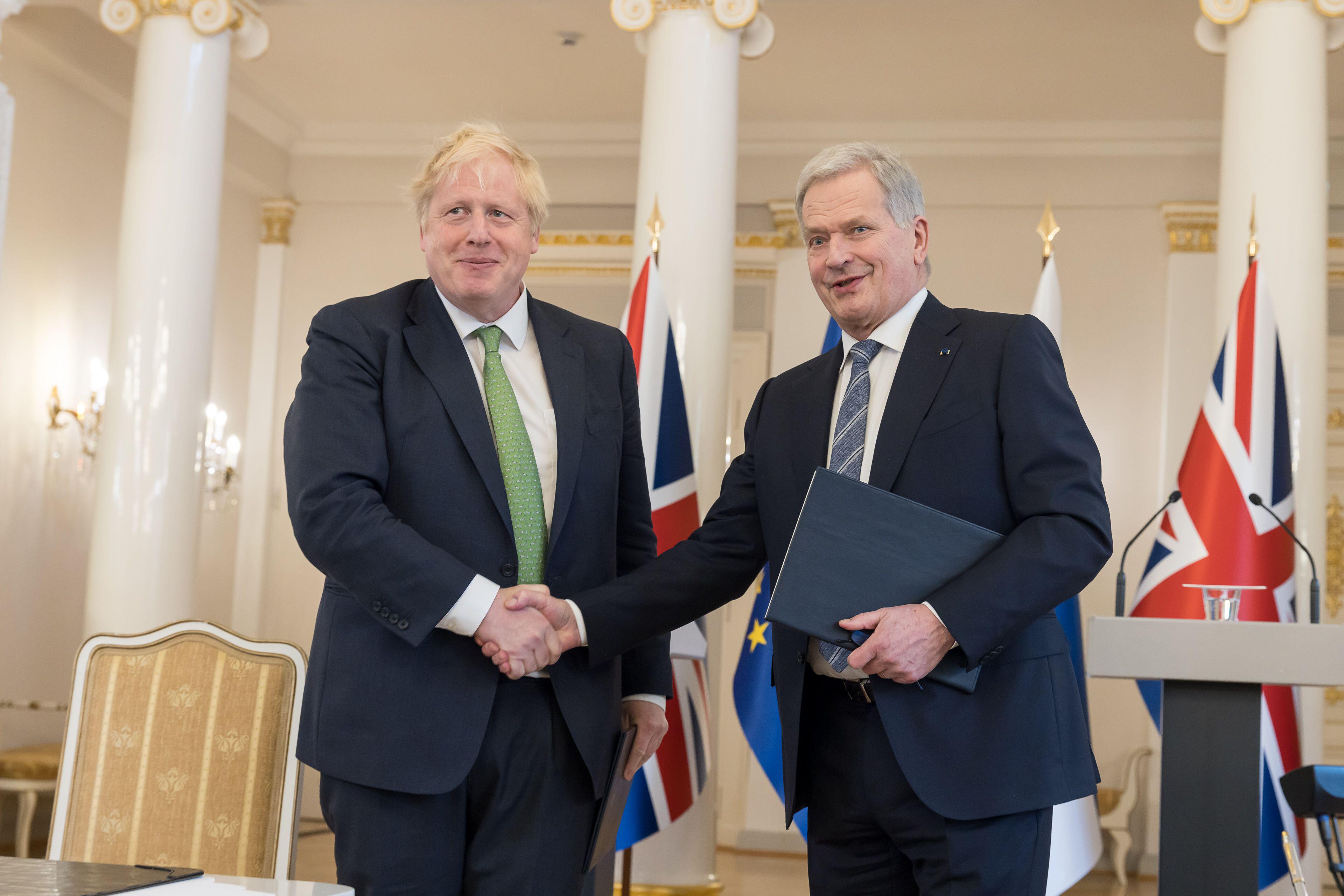 IMAGE ID 2J80WJ2 Finnish President Sauli Niinisto shakes hands with Prime Minister Boris Johnson during meeting in Helsinki 11032022 CREDIT Xinhua, Alamy Stock Photo.jpg
