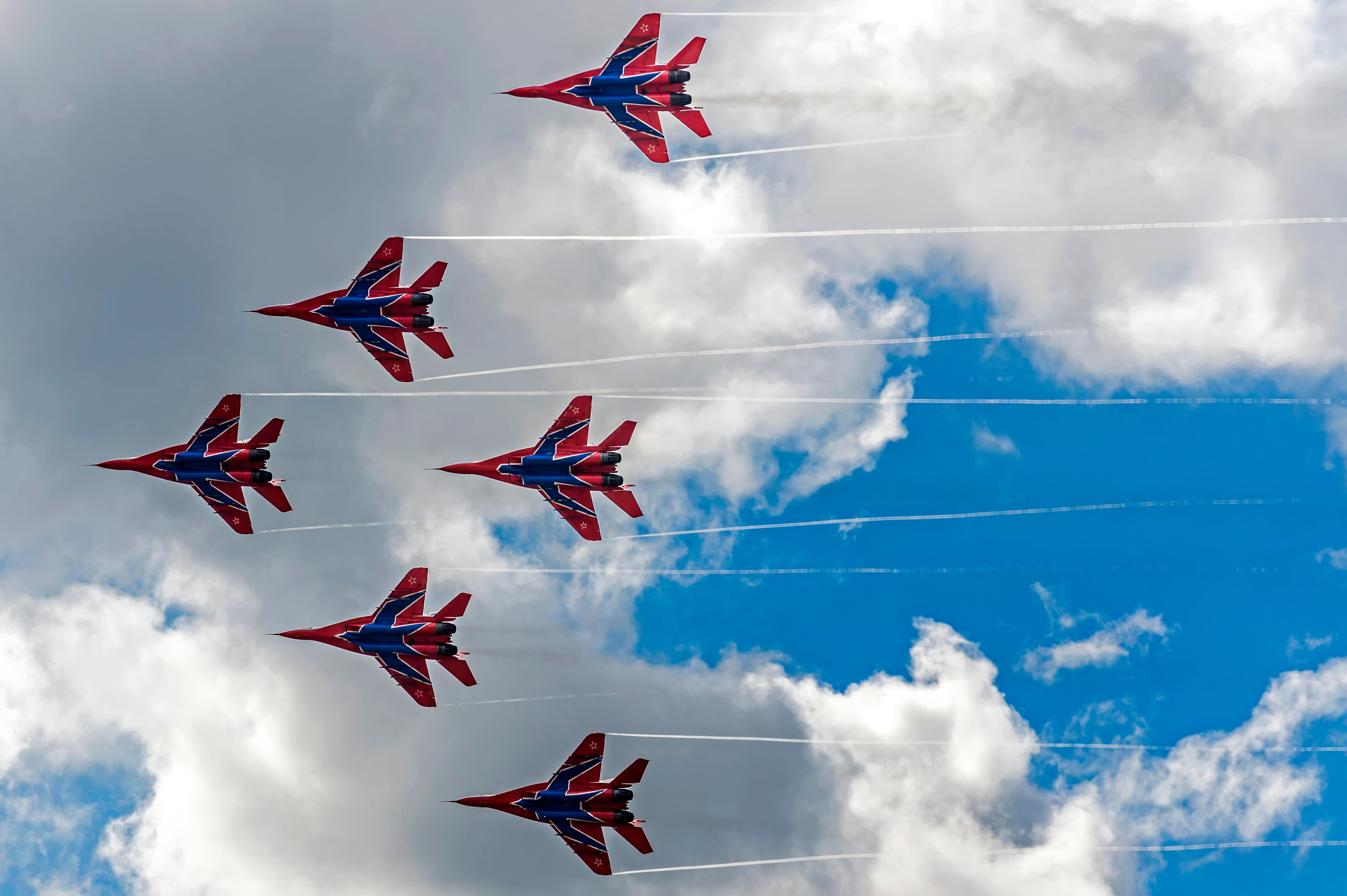 Aerobatic team shows demonstration flight at MAKS 2015 