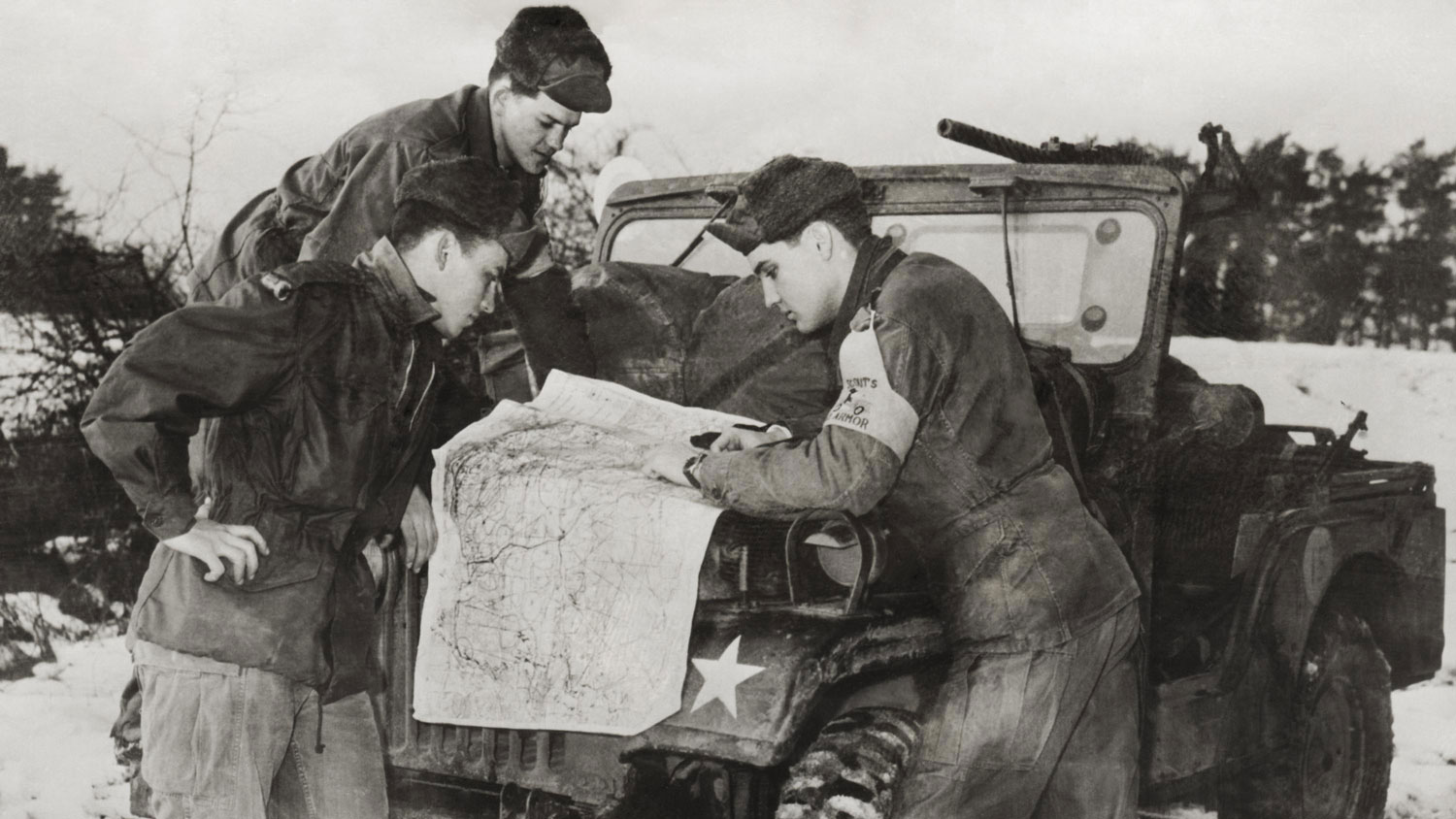 Image ID F2B5J7 Elvis Presley and other soldiers read a map on exercise in Germany 1st Medium Tank Battalion 3rd Armoured Division 1959 CREDIT Everett Collection Historical Alamy Stock Photo