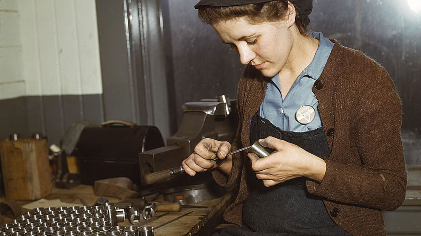 Image ID: D5FWJ7 WW2 production workers at the Vilter Manufacturing Company making M5 and M7 guns for the US Army Former housewife, 24, filing small parts. Her husband and brother are in the armed service CREDIT PF-(bygone1) / Alamy Stock Photo