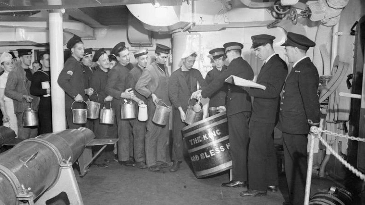 Image ID 2T1MHPR Rum Ration onboard HMS King George V, 1940. Below deck, a line of seamen queue to collect the daily rum ration for their mess CREDIT piemags/archive/military / Alamy Stock Photo EXP 04112023