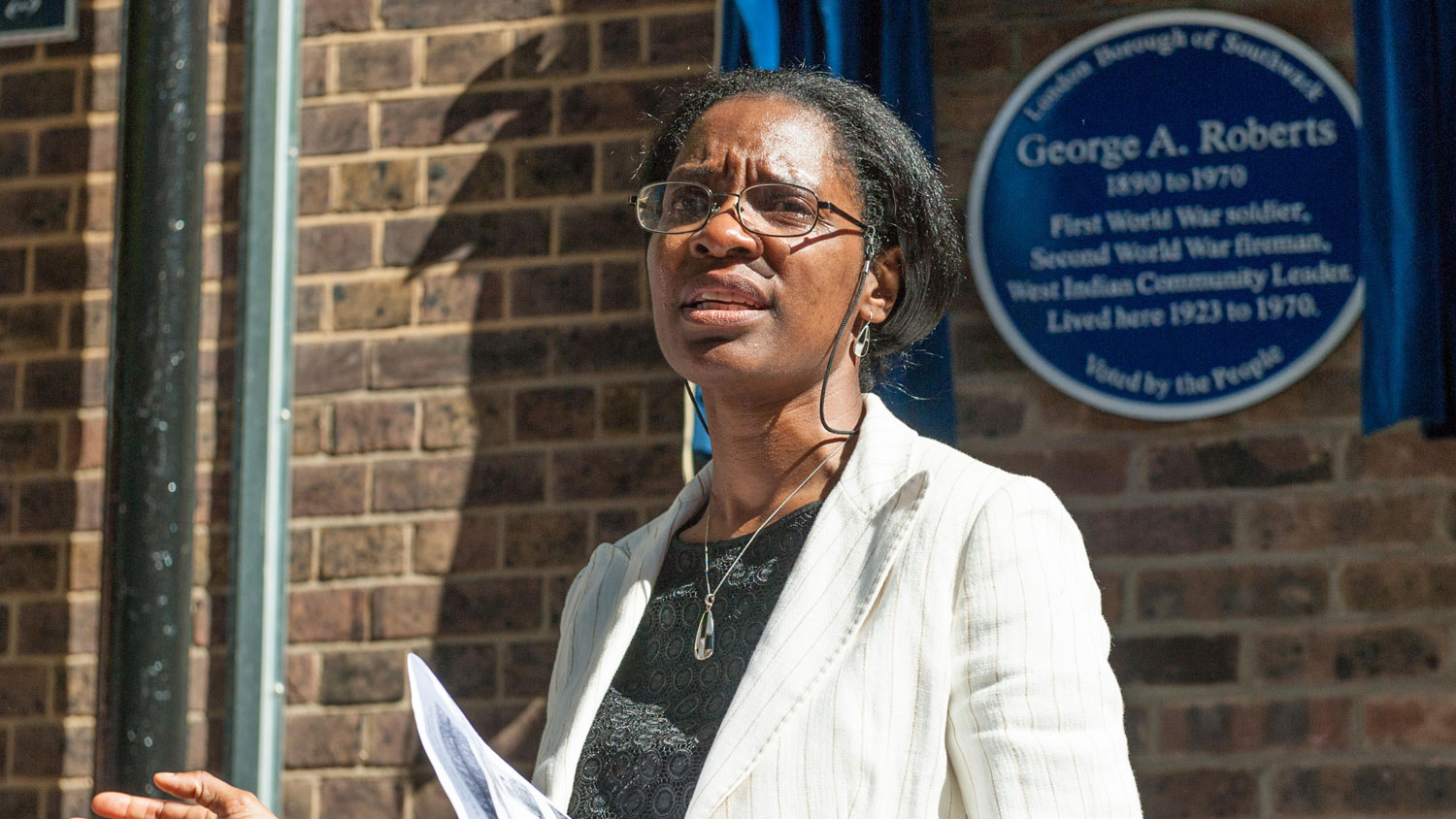 Image ID MXRG13 Samantha Harding, grand daughter of George Arthur Roberts, delivers a speech before the unveiling of the blue plaque CREDIT Lee Thomas Alamy Stock Photo EXP 04112023