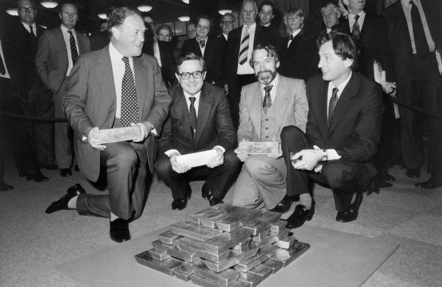 Image ID GCKHTK L to R Peter Green, Michael Payne, Richard Wharton and Malcolm Williams pose for a photo with the gold bars salvaged from HMS Edinburgh in 1981 CREDIT PA Images Alamy Stock Photo EXP 231124