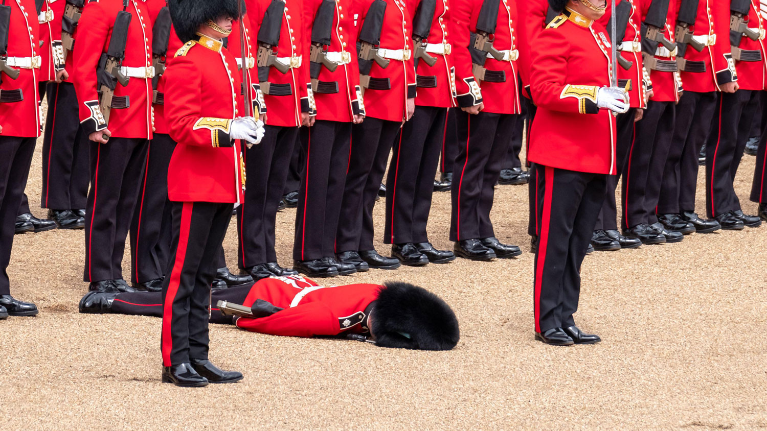 Image ID 2JBH12K a soldier faints during the Trooping the Colour military parade rehearsal to mark Queen Elizabeth's Platinum Jubilee CREDIT Lois GoBe Alamy Stock Photo EXP 231124