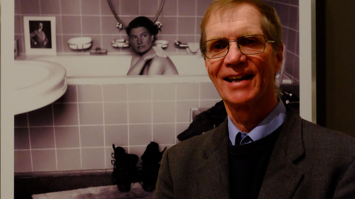Image ID F423R8 Anthony Penrose, son of photojournalist Lee Miller, in front of the famous photo of Miller in Hitler's bathtub taken on 30 April 1945 CREDIT Rachel Megawhat Alamy Live News EXP 231124