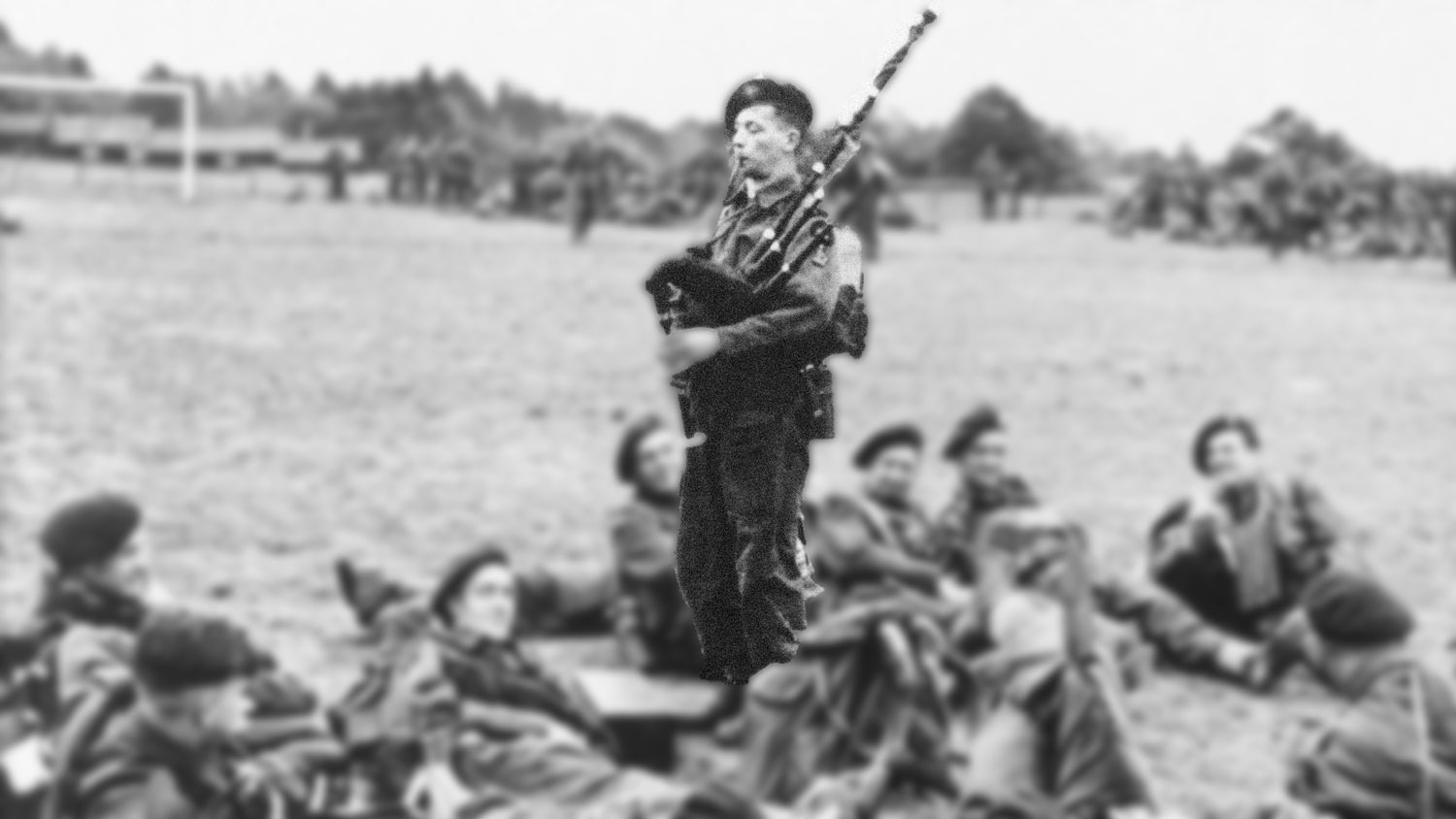 Image ID BDX0FX Private Bill Millin with 1st Social Service Brigade Commandos plays the bagpipes before D-Day in June 1944 NO REUSE CREDIT Pictorial Press Ltd Alamy Stock Photo