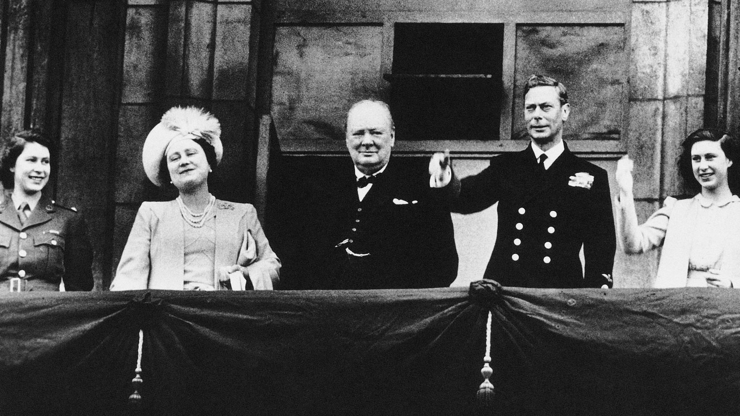 IMAGE ID AKCX98 Princess Elizabeth, Queen Elizabeth, the Queen Mother, Winston Churchill, King George VI and Princess Margaret on the Buckingham Palace balcony on VE Day 1945 080545 NO REUSE CREDIT Pictorial Press Ltd, Alamy Stock Photo