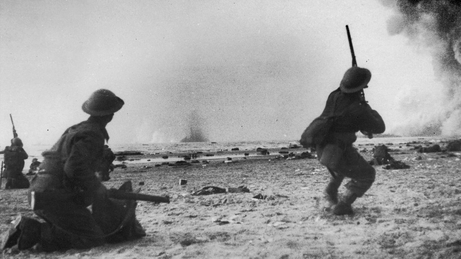Image ID 2HACW9N soldiers from the British Expeditionary Force fire at low-flying German Stuka dive bombers while awaiting evacuation circa 1 June 1940 NO REUSE CREDIT Geopix Alamy Stock Photo