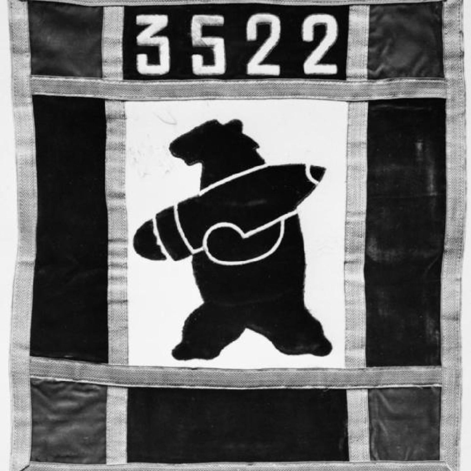 Image ID MWTBKE The badge of 22nd Artillery Support Company of the 2nd Polish Corps features Wojtek the bear carrying heavy artillery during the Battle of Monte Cassino CREDIT The Picture Art Collection Alamy Stock Photo 231124