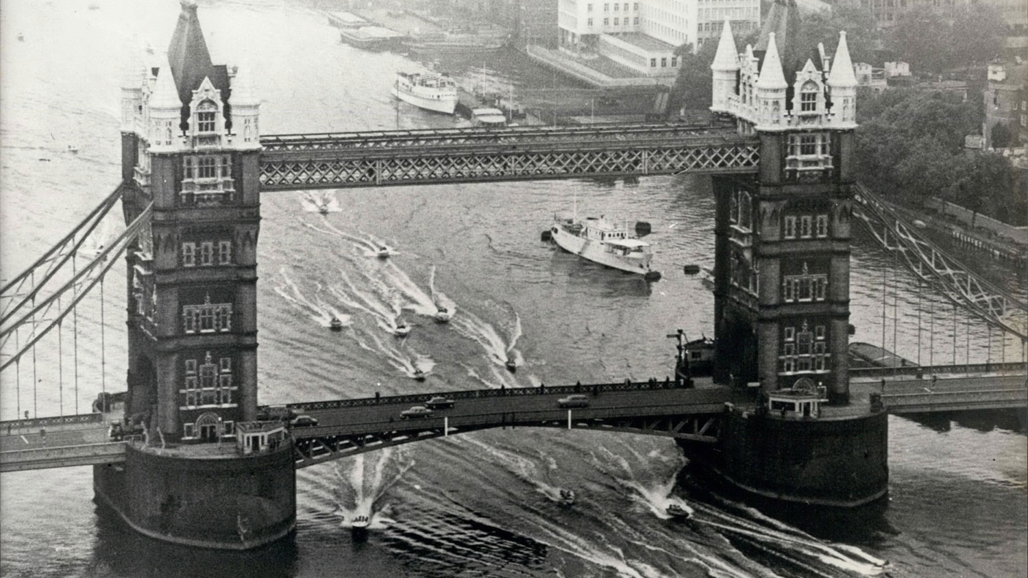Image ID E0Y2BK Tower Bridge pictured on 6 June 1968 as dozens of power boats take part in the Putney Power Boat Race NO REUSE CREDIT Keystone Press Alamy Stock Photo