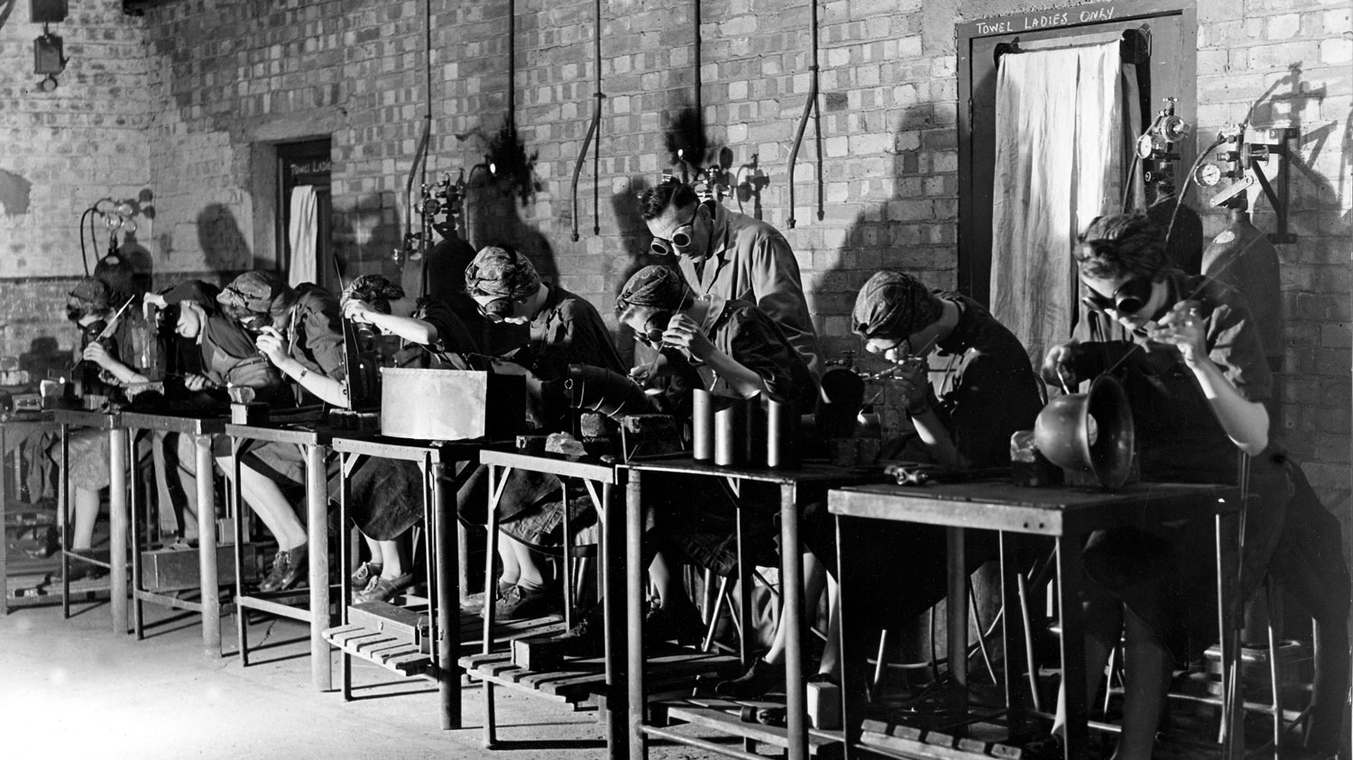 Image ID B3MHER Members of the British Womens Royal Naval Service, also known as WRENS, learning welding techniques in 1940 CREDIT Pictorial Press Ltd Alamy Stock Photo EXP 04112023