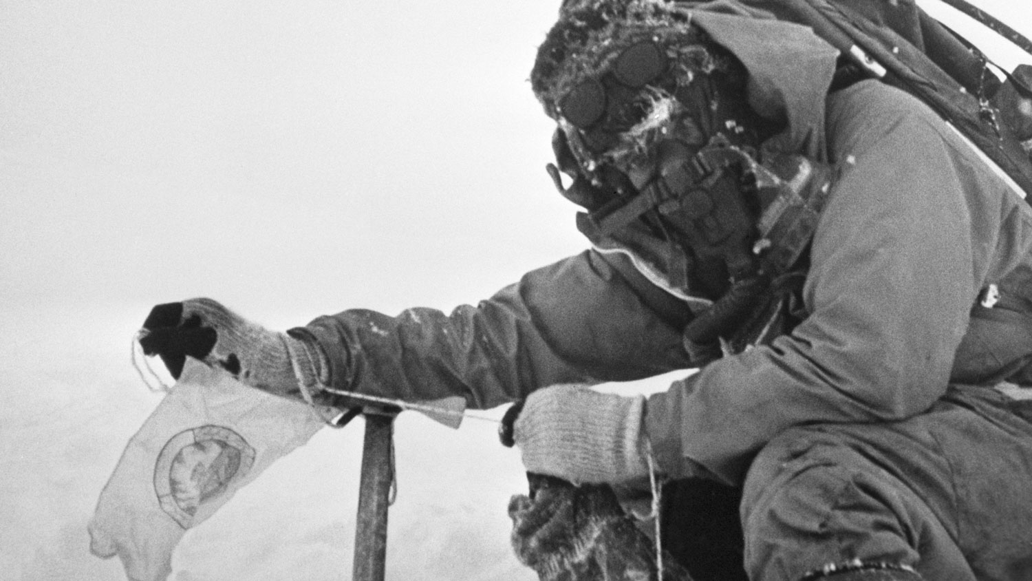 Image ID G5XP71 Corporal 'Bronco' Lane fixes a commemorative pennant on the summit of Mount Everest after he and Sergeant 'Brummie' Stokes arrived there on 16 May 1976 CREDIT PA Images Alamy Stock Photo EXP 231124