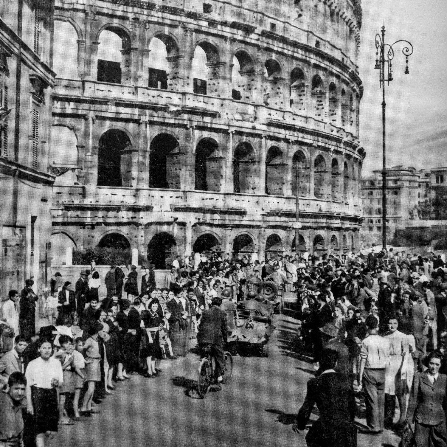 Image ID 2WDAEAM American troops followed by Allied tanks pass the Colosseum in Rome on 4 June 1944 to the delight of the civilians. By evening the city had been liberated CREDIT De Luan Alamy Stock Photo EXP 231124