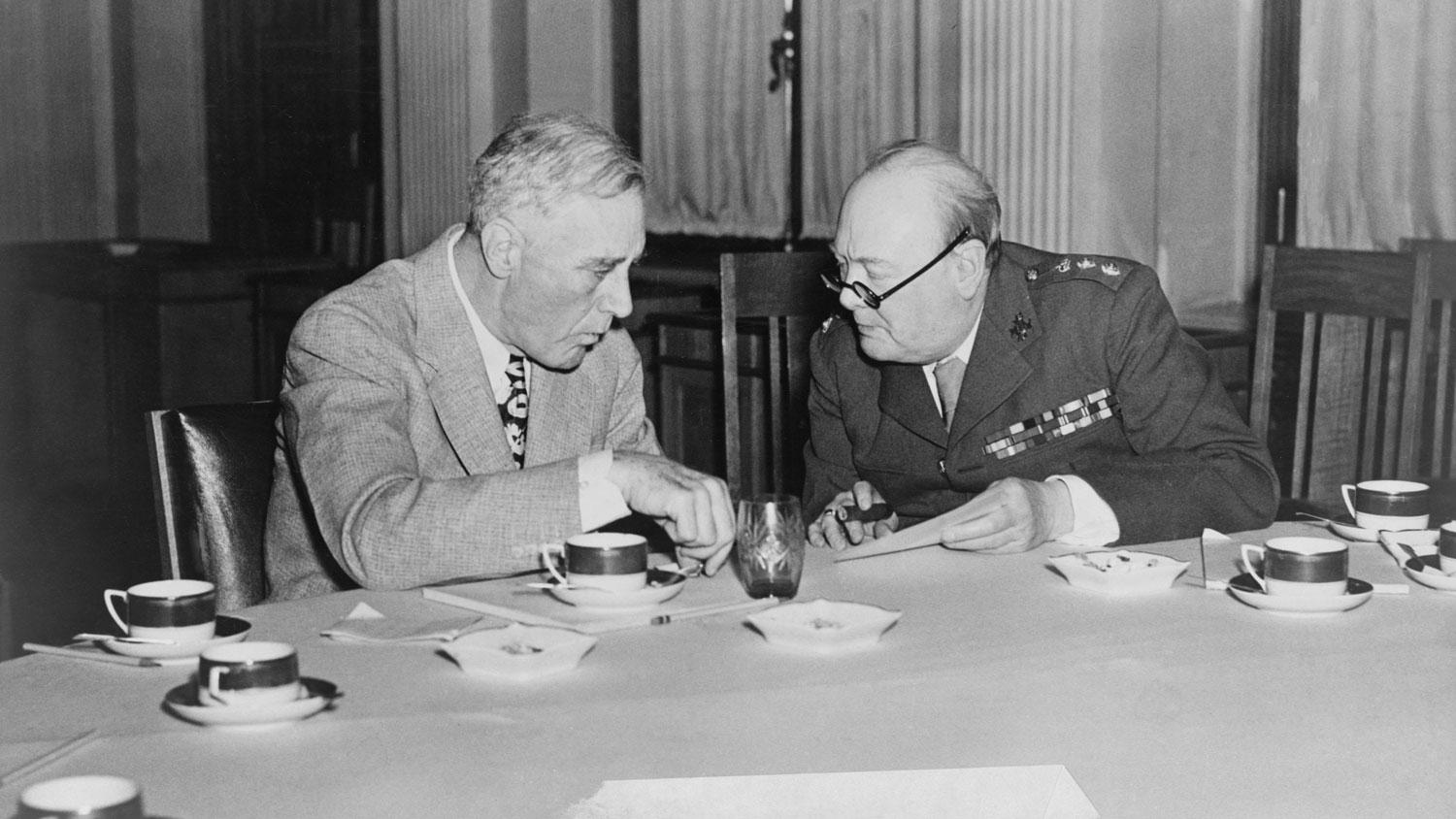 Image ID CWAH93 Prime Minister Churchill and President Roosevelt discuss the future of Europe during the Yalta Conference in February 1945 NO REUSE CREDIT Everett Collection Historical Alamy Stock Photo