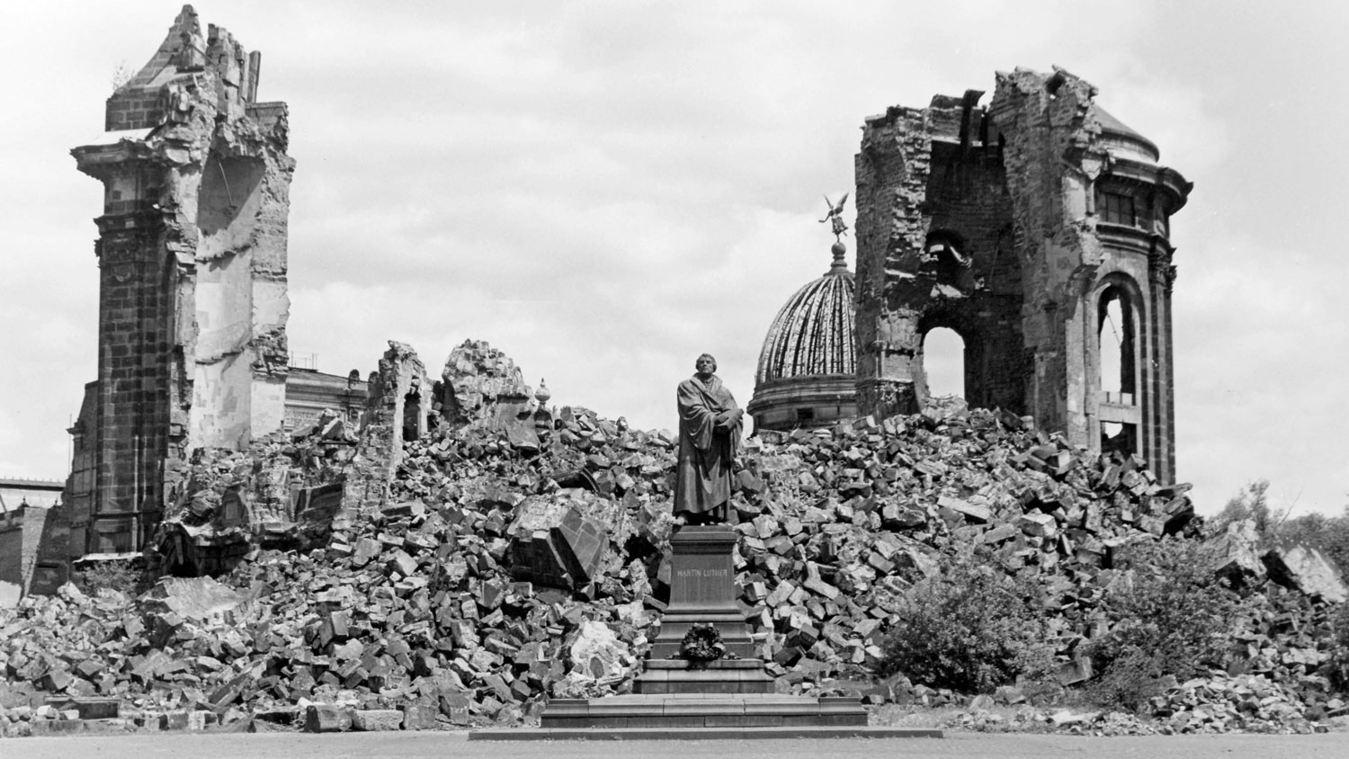 Image ID RMD3R9 Ruins of the Frauenkirche on the Neumarkt in Dresden, destroyed by a RAF and USAF bombing campaign in February 1945 NO REUSE CREDIT Sueddeutsche Zeitung Photo Alamy Stock Photo