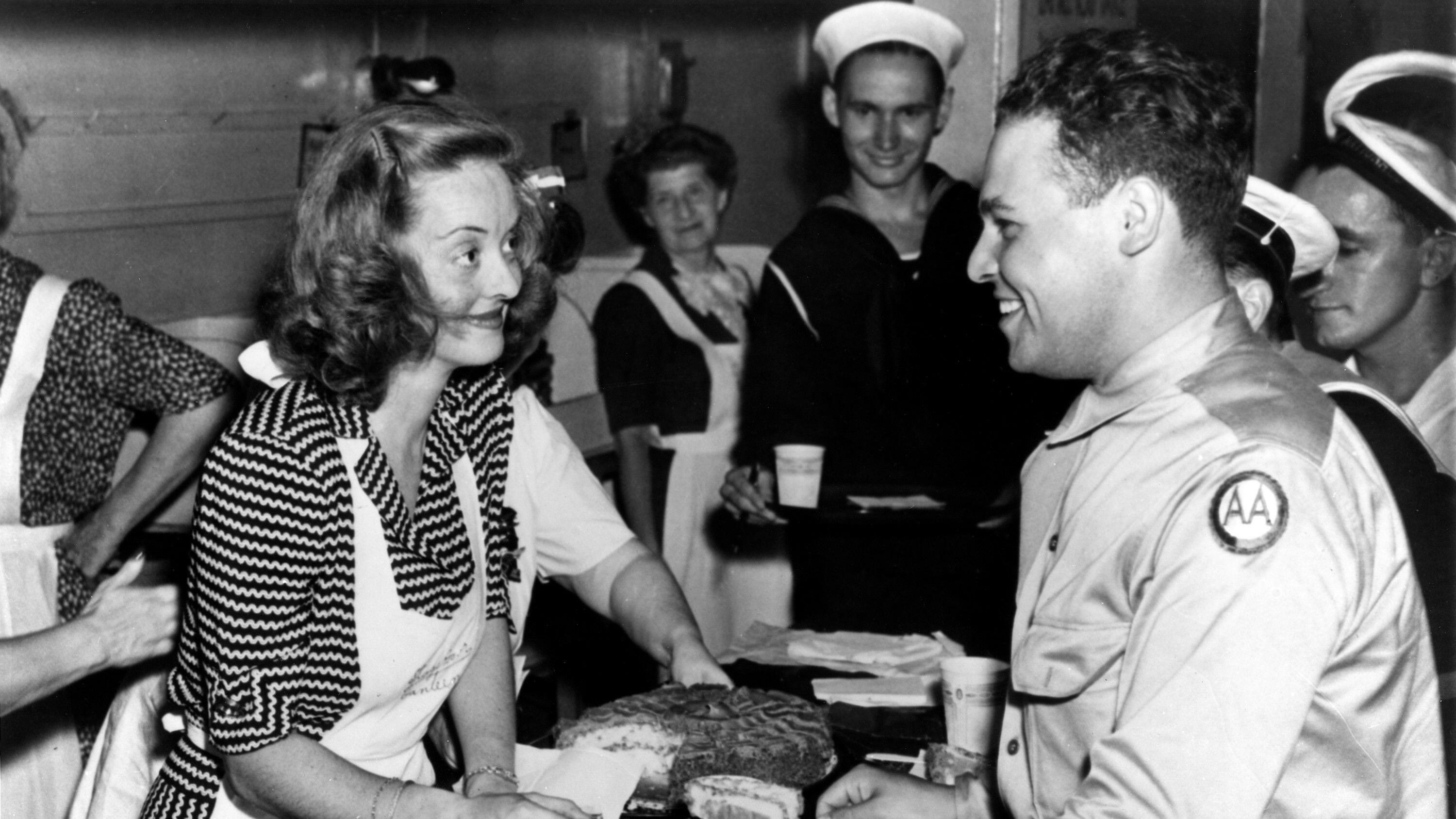 Image ID 2GP5EH3 Bette Davis serving cake to US servicemen at the Stage Door Canteen during World War II early 1940s2GP5HX4 Picture Everett Collection Inc Alamy Stock Photo