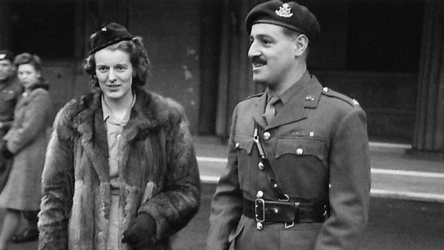 Image ID 2X1MM2X Major Robert Cain of the South Staffs Regiment at Buckingham Palace after receiving his Victoria Cross from the King for his bravery at Arnhem CREDIT piemags ww2archive Alamy Stock Photo EXP 231124