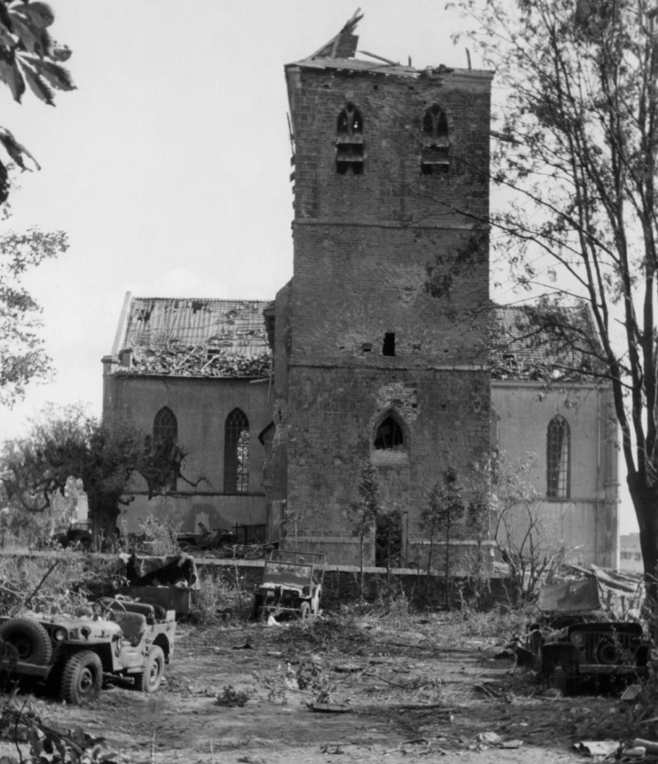 Image ID B483CC The destroyed Old Church on the Benedendorpsweg in Oosterbeek, in front of it abandoned jeeps of the 1st Airborne Division pictured on 25 September 1944 CREDIT INTERFOTO Alamy Stock Photo EXP 231124