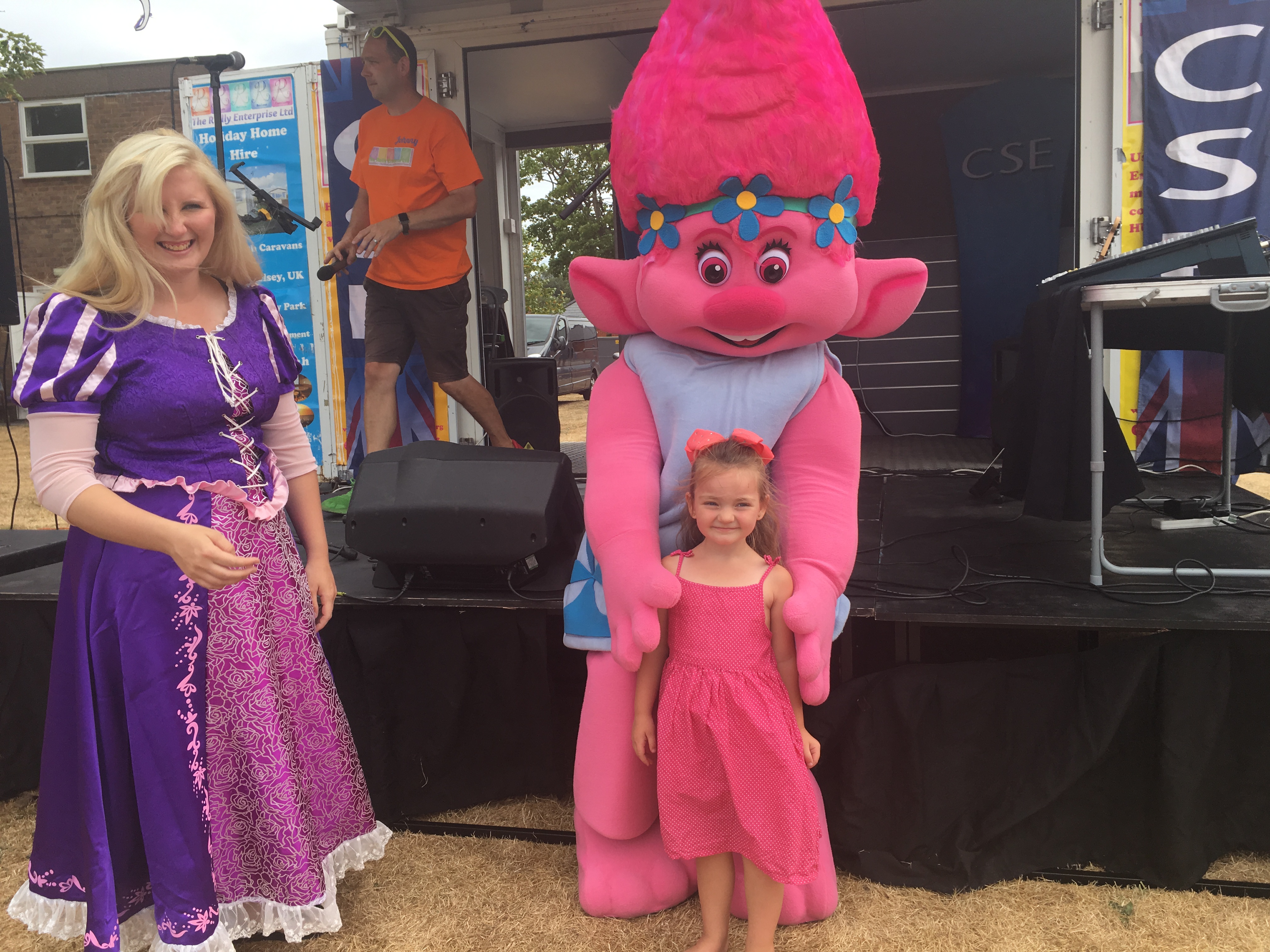 Troll's Princess Poppy and Rapunzel meet Army Children