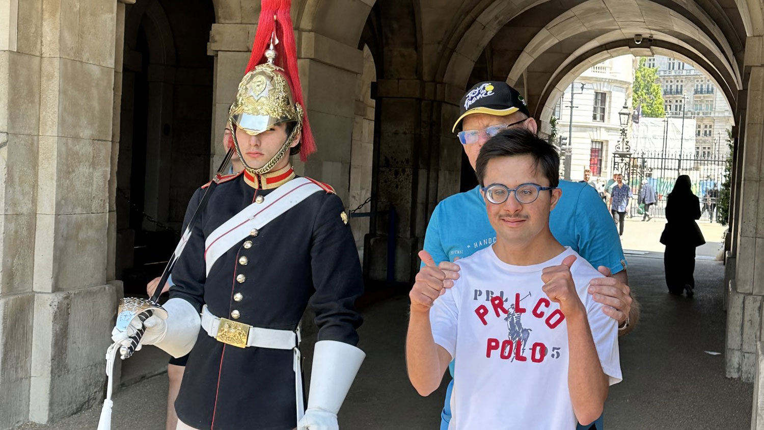 Ibrahim and Mike van Erp standing next to a Trooper of the Blues and Royals (Picture: CyclingMikey)