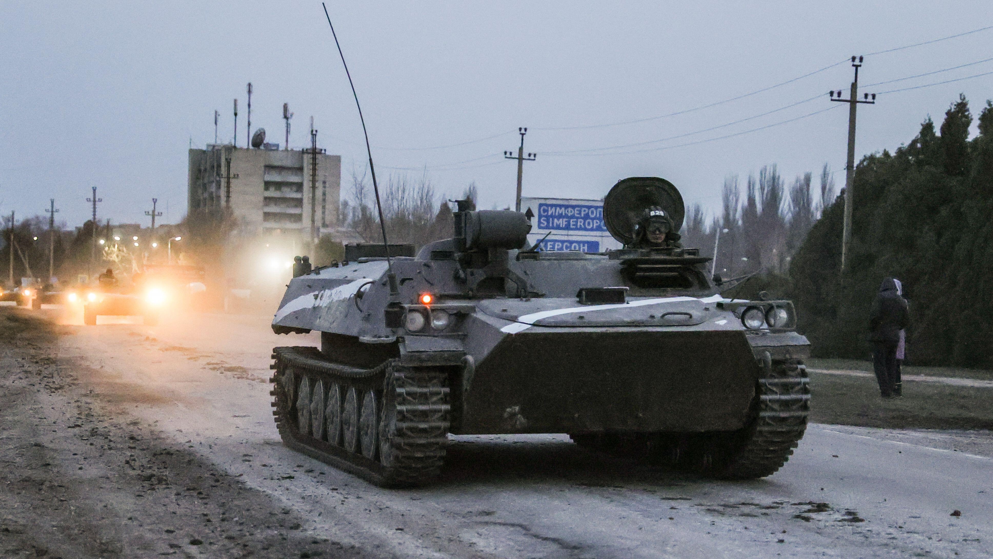 Image ID 2HR04J2 Military column approaches Perekop checkpoint, Ukrainian border. Putin announced special military operation 240222 CREDIT SERGEI MALGAVKO TASS ALAMY STOCK PHOTO.jpg
