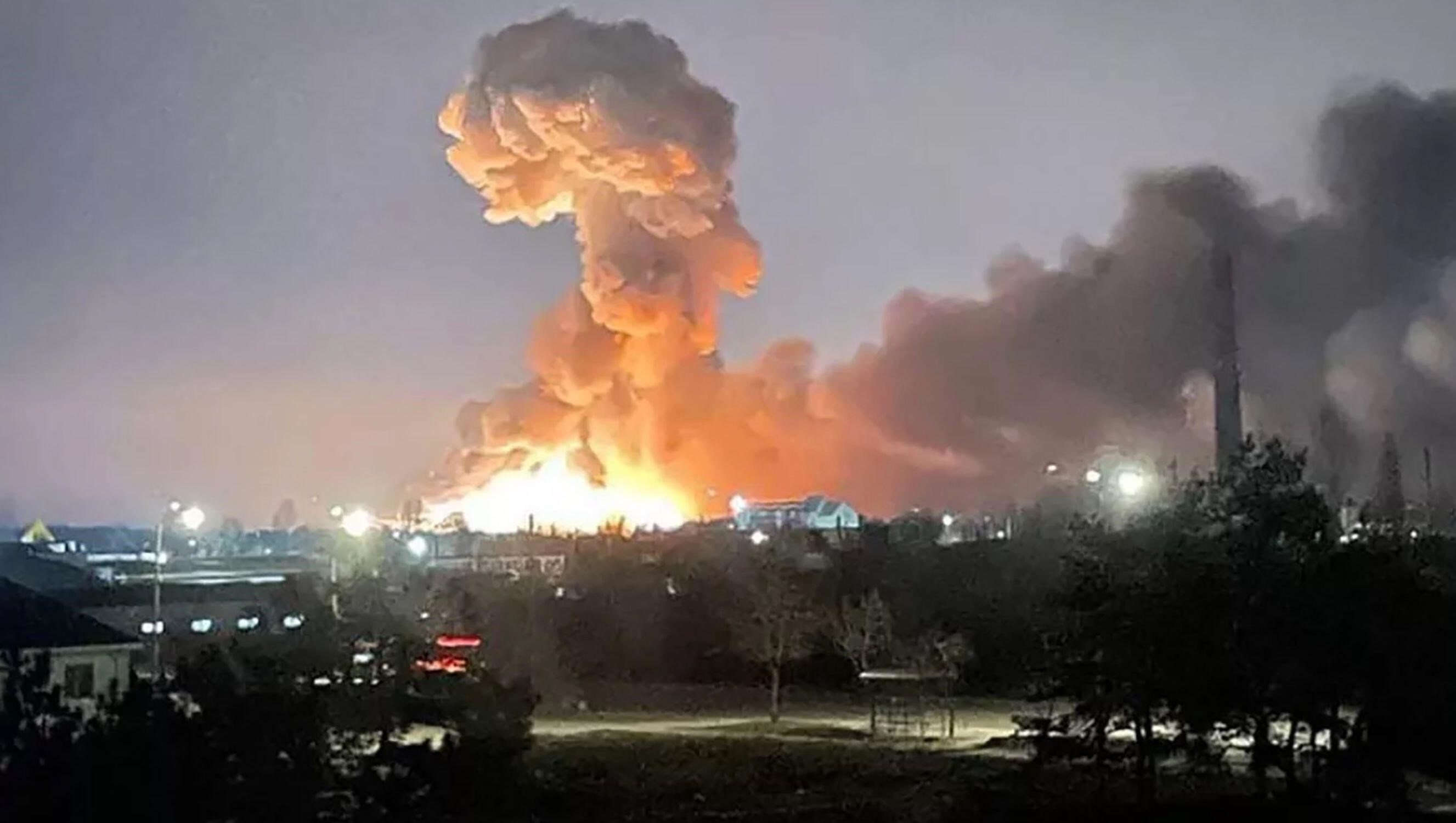 Explosion in Kyiv Thursday. Russia bombing borders of Ukraine with Poland act same time