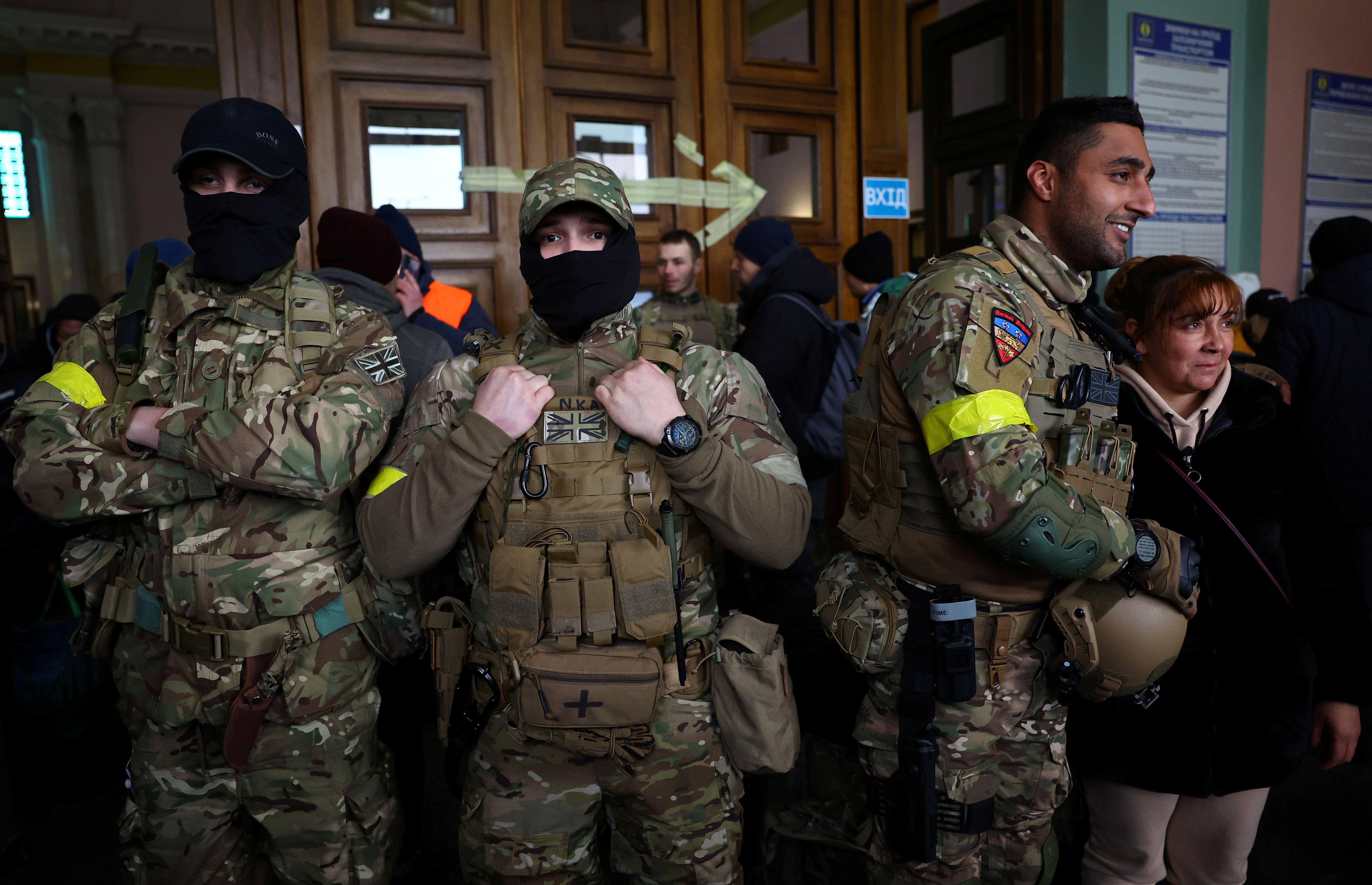 Image ID 2HWRDEM Fighters from UK Scouser, Jacks and Ben Grant ready to depart towards the front line in Ukraine following the Russian invasion, Lviv train station 05032022 CREDIT REUTERS, Kai Pfaffenbach