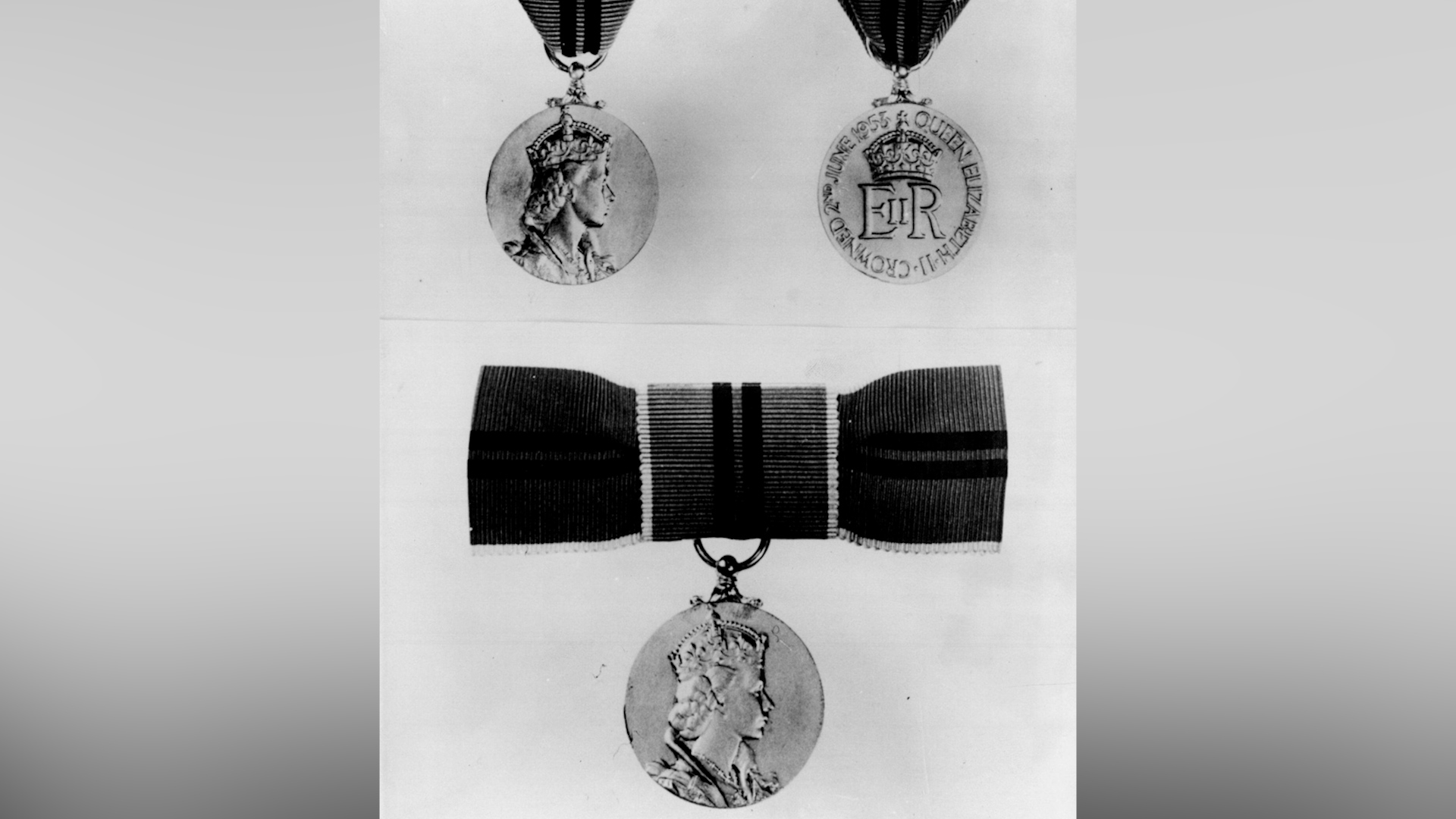Image ID 2HX5H97 Medal to commemorate the Coronation of Queen Elizabeth II 29041953 CREDIT AP, Alamy EXP 13042024.jpg