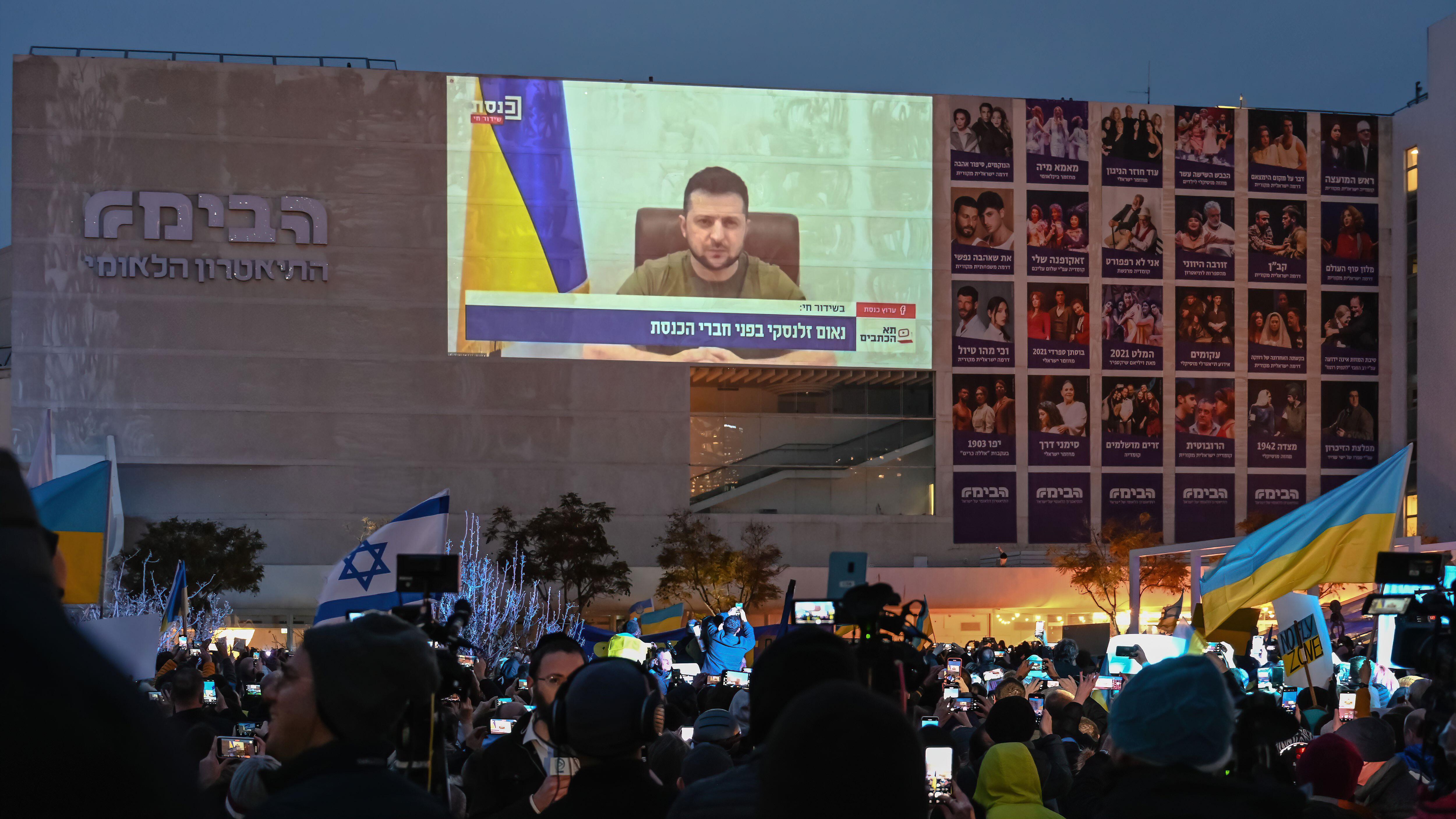 Image ID 2J13D7J Tel Aviv rally of Ukraine support,Habima square. Broadcast of Zelensky's appeal to Israeli government 20032022 CREDIT Uri Yerochov,Alamy Stock Photo.jpg