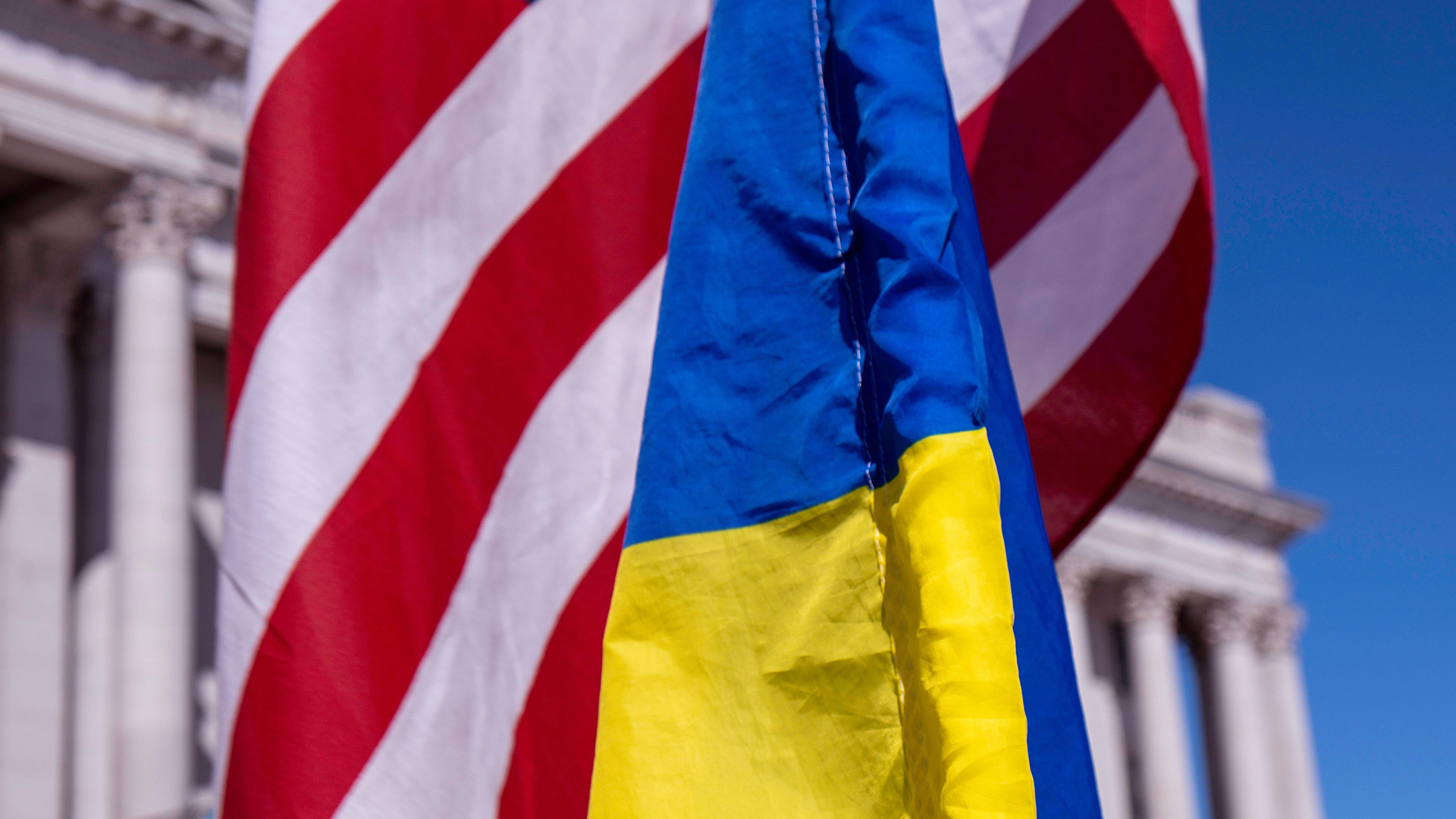 Image ID 2J19XCTClose up of US, Ukraine flags overlapping with capitol building in background 120322 CREDIT ALAMY