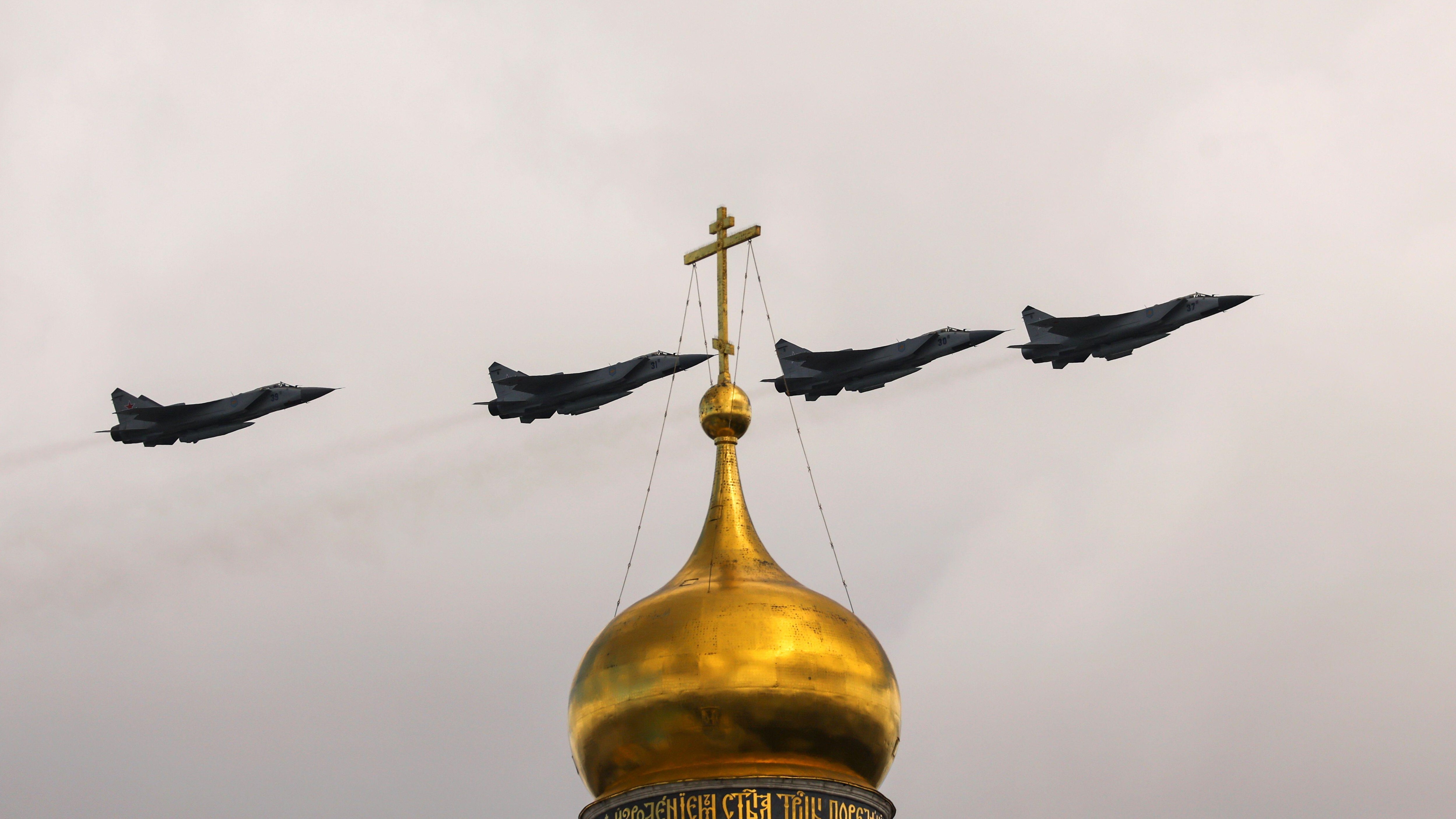 Image ID 2J6TPED Russian MiG-31 fighter jets fly in formation during rehearsal flypast ahead of military parade 04052022 CREDIT Reuters, Alamy Stock Photo.jpg