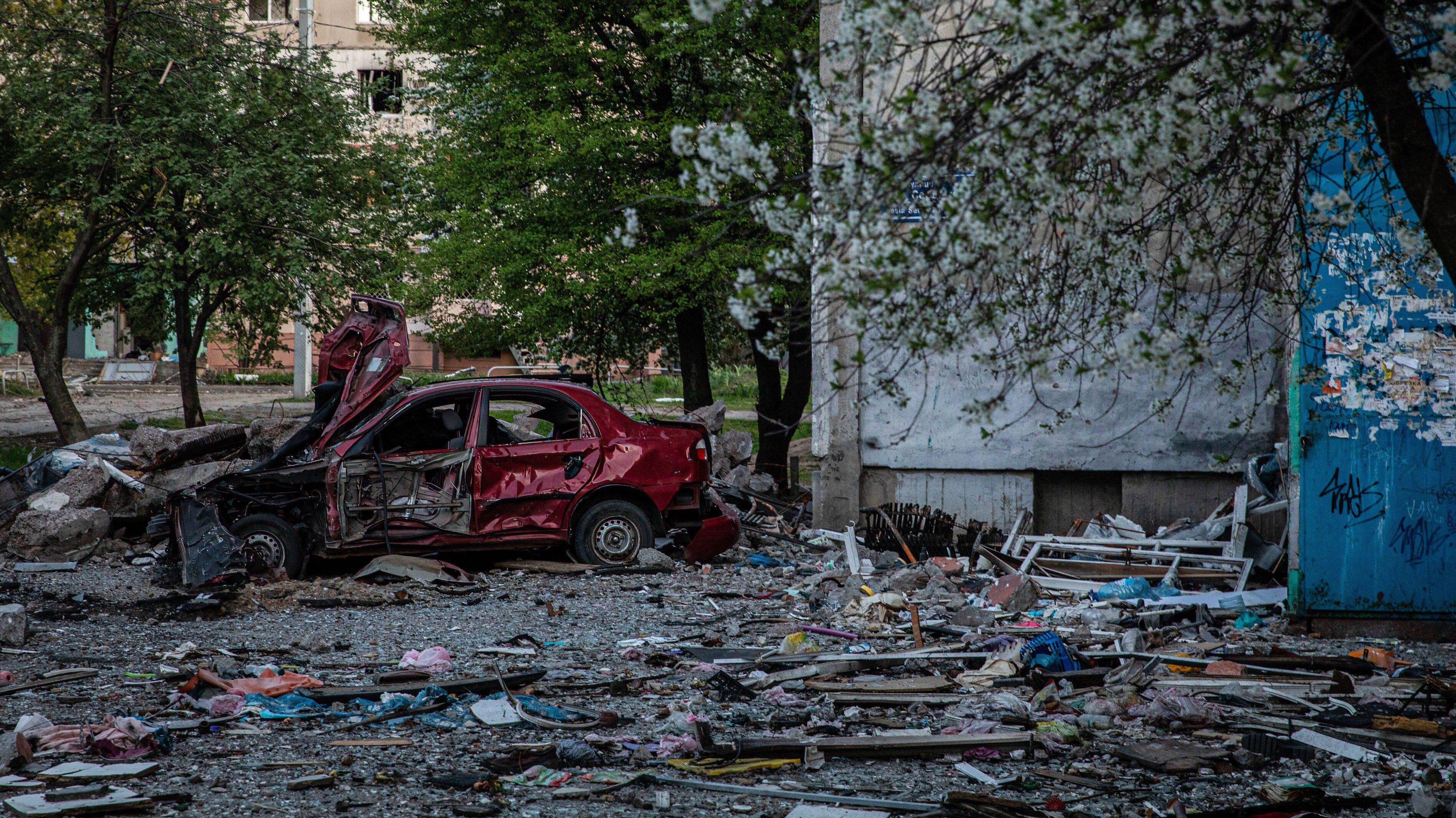 Image ID 2J78352 A car destroyed by Russian artillery strikes is seen in Saltivka, northeast Kharkiv 28042022 CREDIT ZUMA Press, Inc,Alamy Stock Photo.jpg