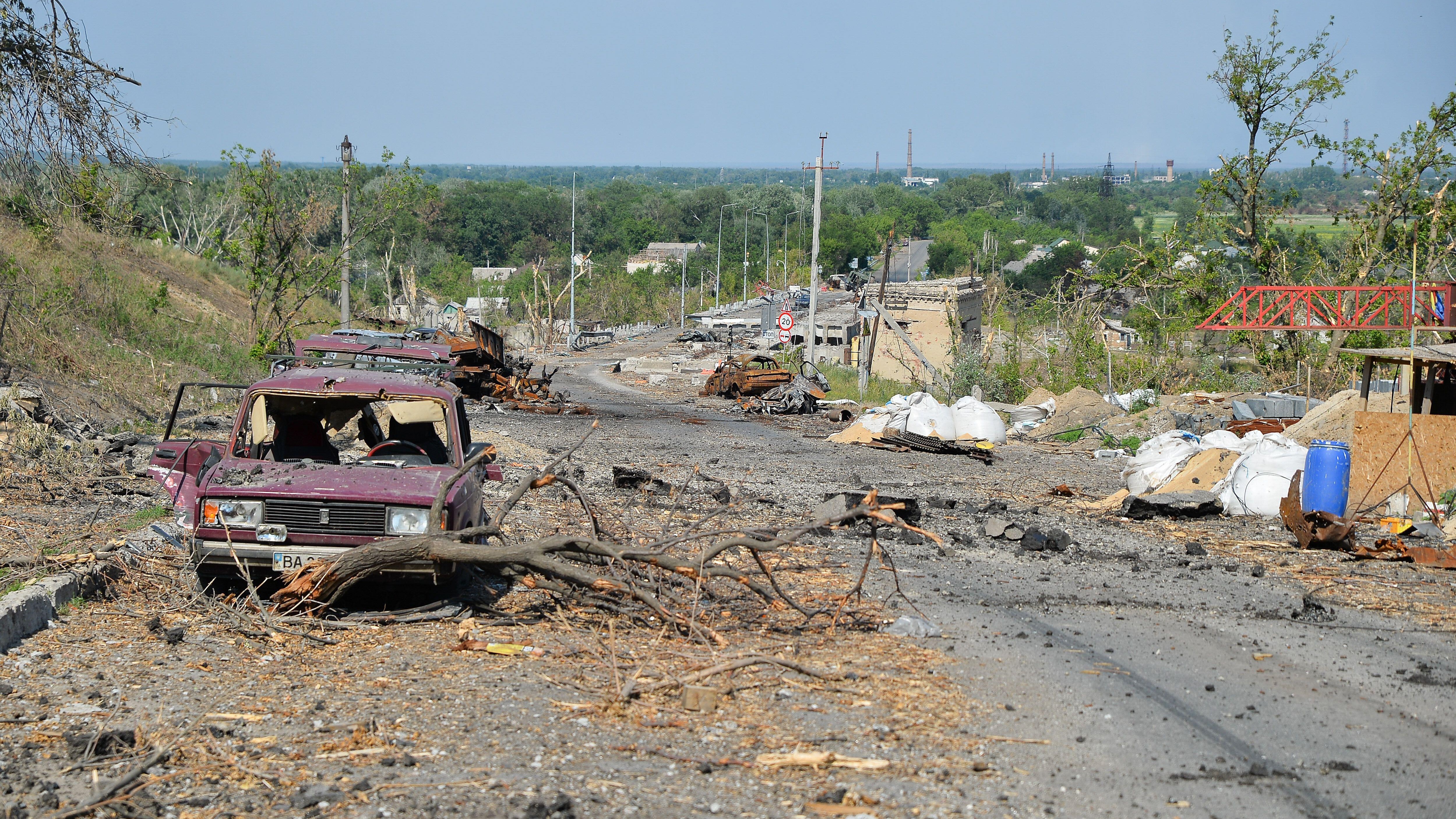 Image ID 2JDB4R9 bridge from Lysychansk to Severodonetsk is nearly completely destroyed by the war 19062022 CREDIT Sipa US,Alamy Stock Photo.jpg