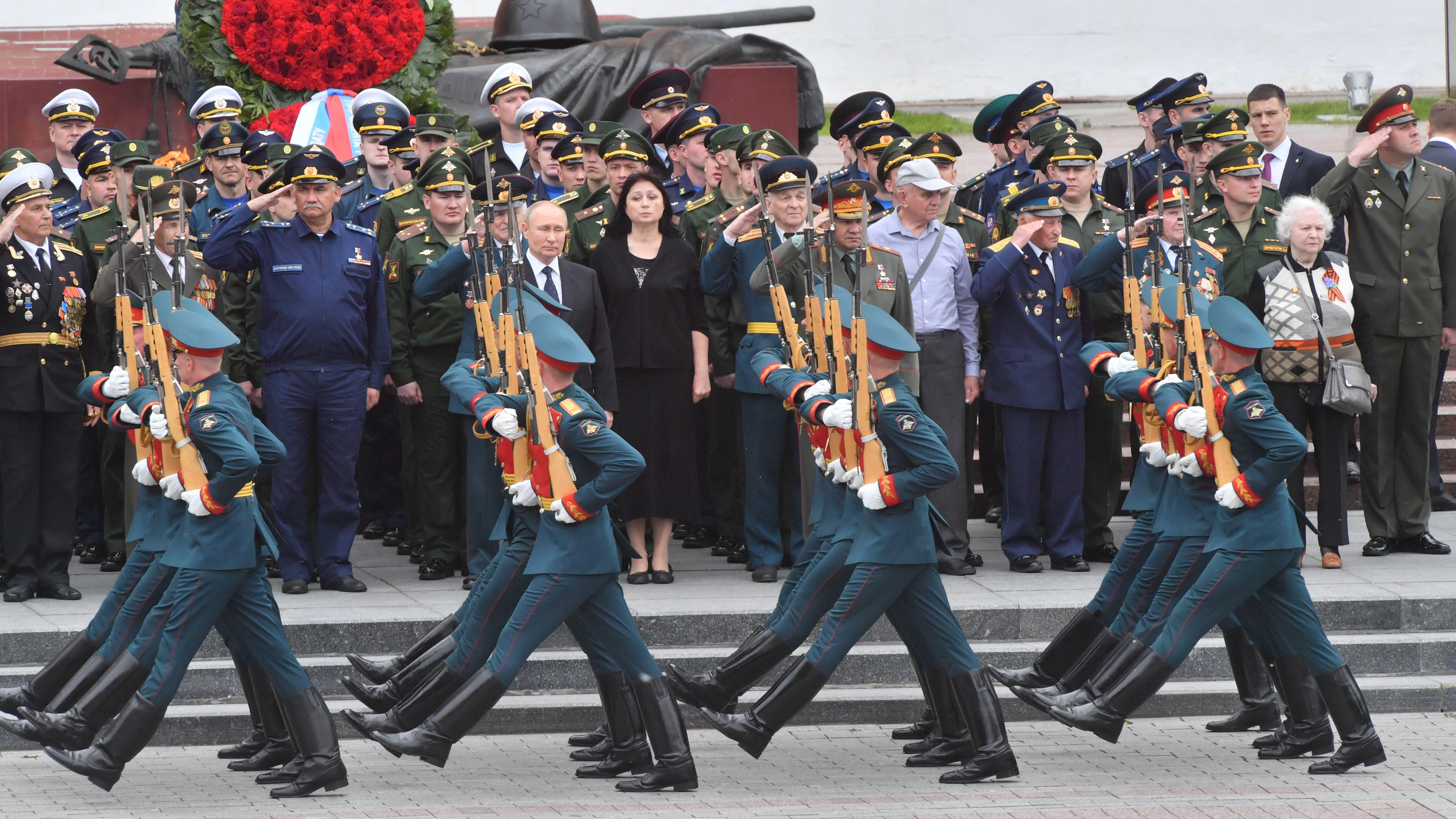 Image ID 2JDME3T Putin and Sergey Shoygu (forefront from left to right) during ceremony to the Tomb of the Unknown Soldier 22062022 CREDIT Russian Look Ltd, Alamy Stock Photo.jpg