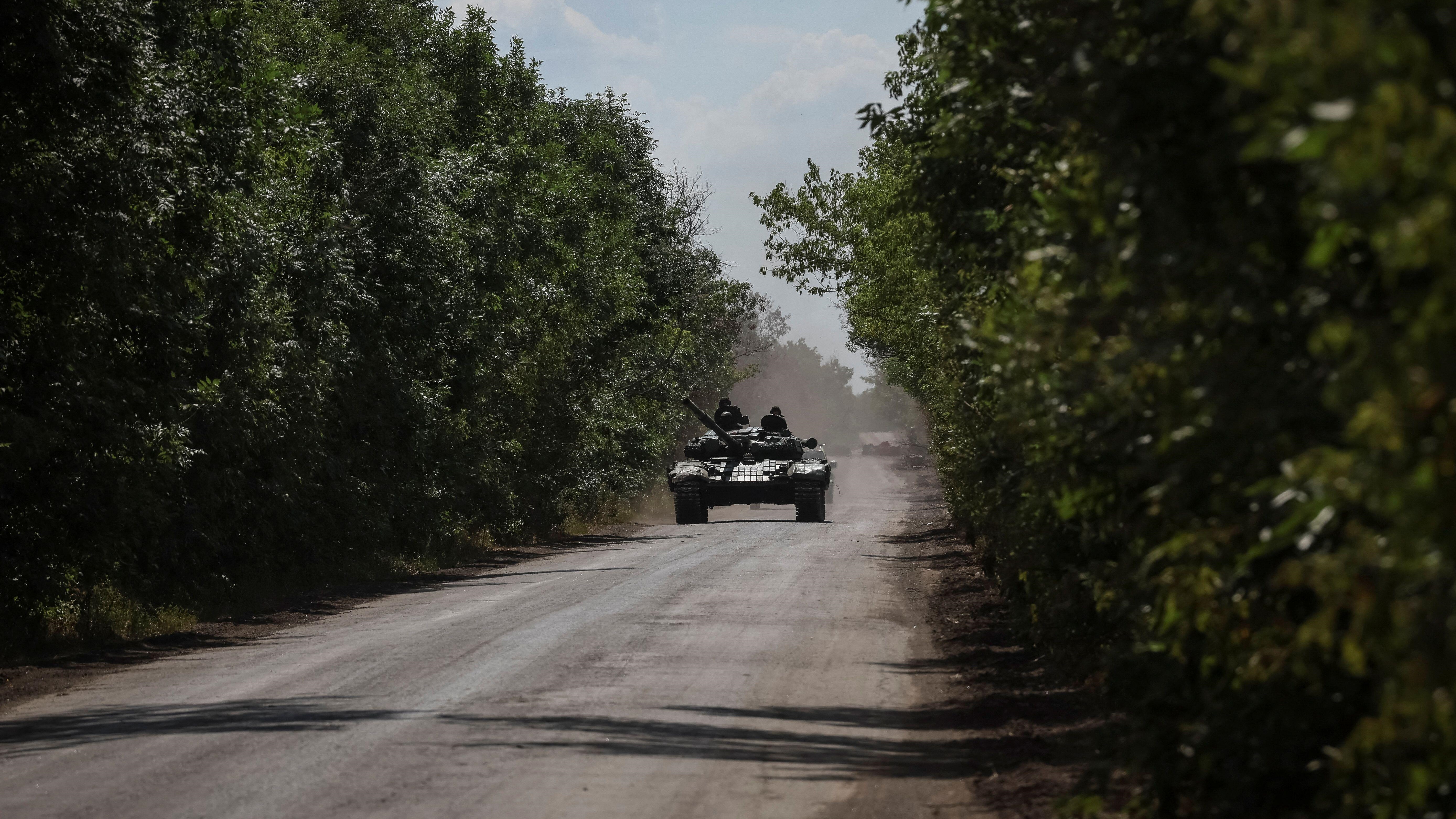 Image ID 2JGXH53 Ukrainian servicemen ride a tank near the frontline, amid Russia's attack on Ukraine, in Donbas region 12072022 CREDIT REUTERS,Alamy Stock Photo.jpg