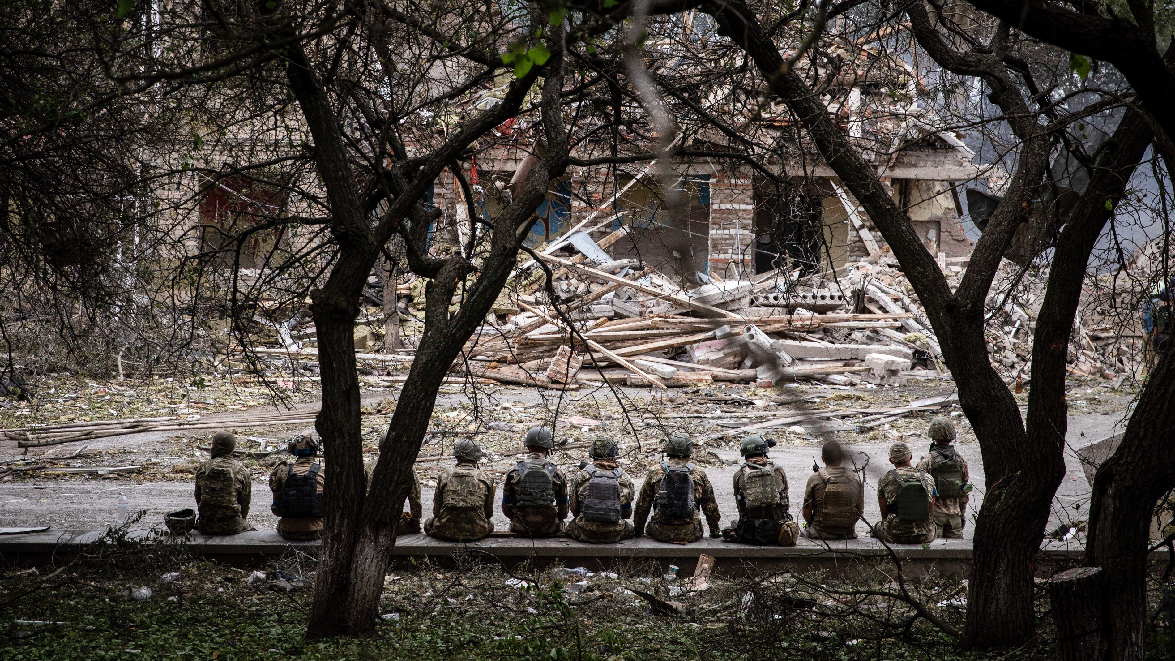 Image ID 2JJ4G36 Ukrainian soldiers sitting at the shelling scene of a destroyed school in Kramatorsk 21072022 CREDIT Alex Chan Tsz Yuk,SOPA Images,Sipa USA, Alamy Stock Photo.jpg