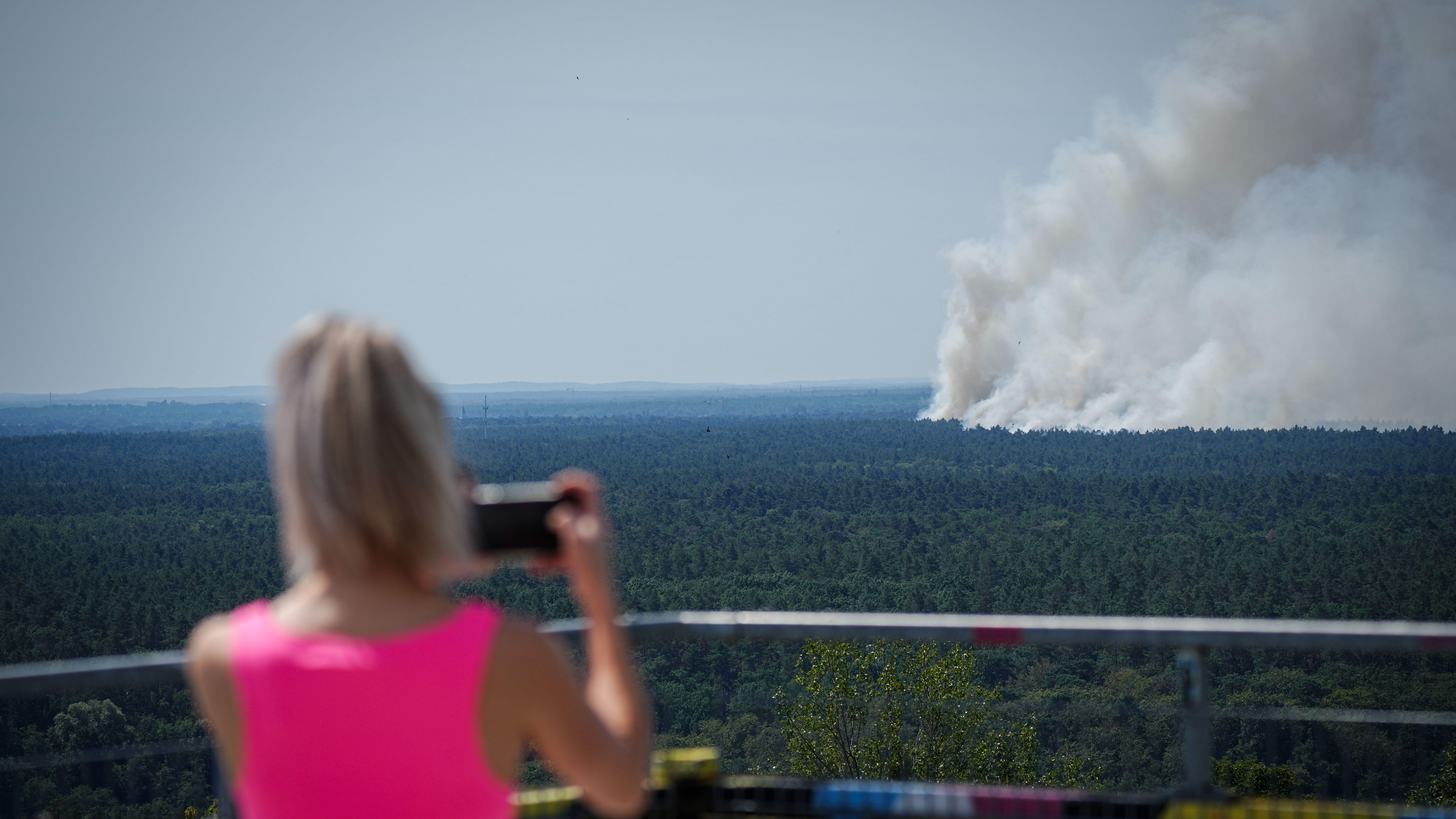 Image ID 2JM1FA2 Smoke rises during a fire in Berlin's Grunewald forest 04082022 CREDIT Kay Nietfeld,dpa,Alamy Live News.jpg