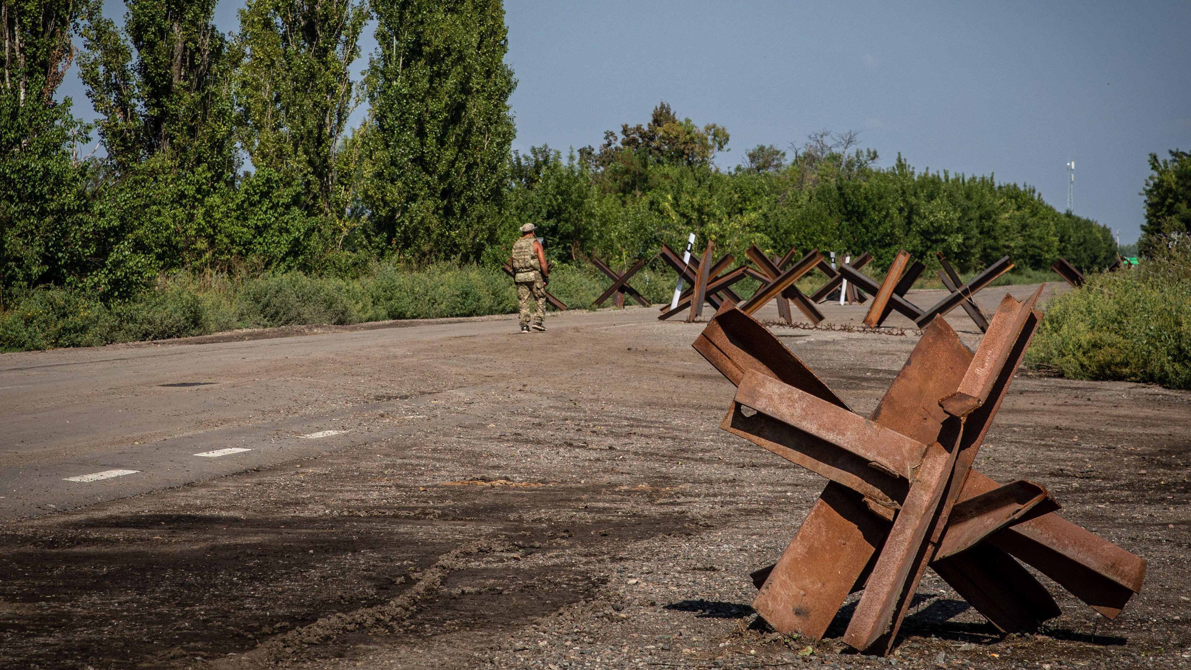Image ID 2JRABWK A Ukrainian soldier seen patrolling at an undisclosed frontline checkpoint position in Mykolaiv Oblast, Ukraine 19082022 CREDIT Sipa US,Alamy Stock Photo.jpg