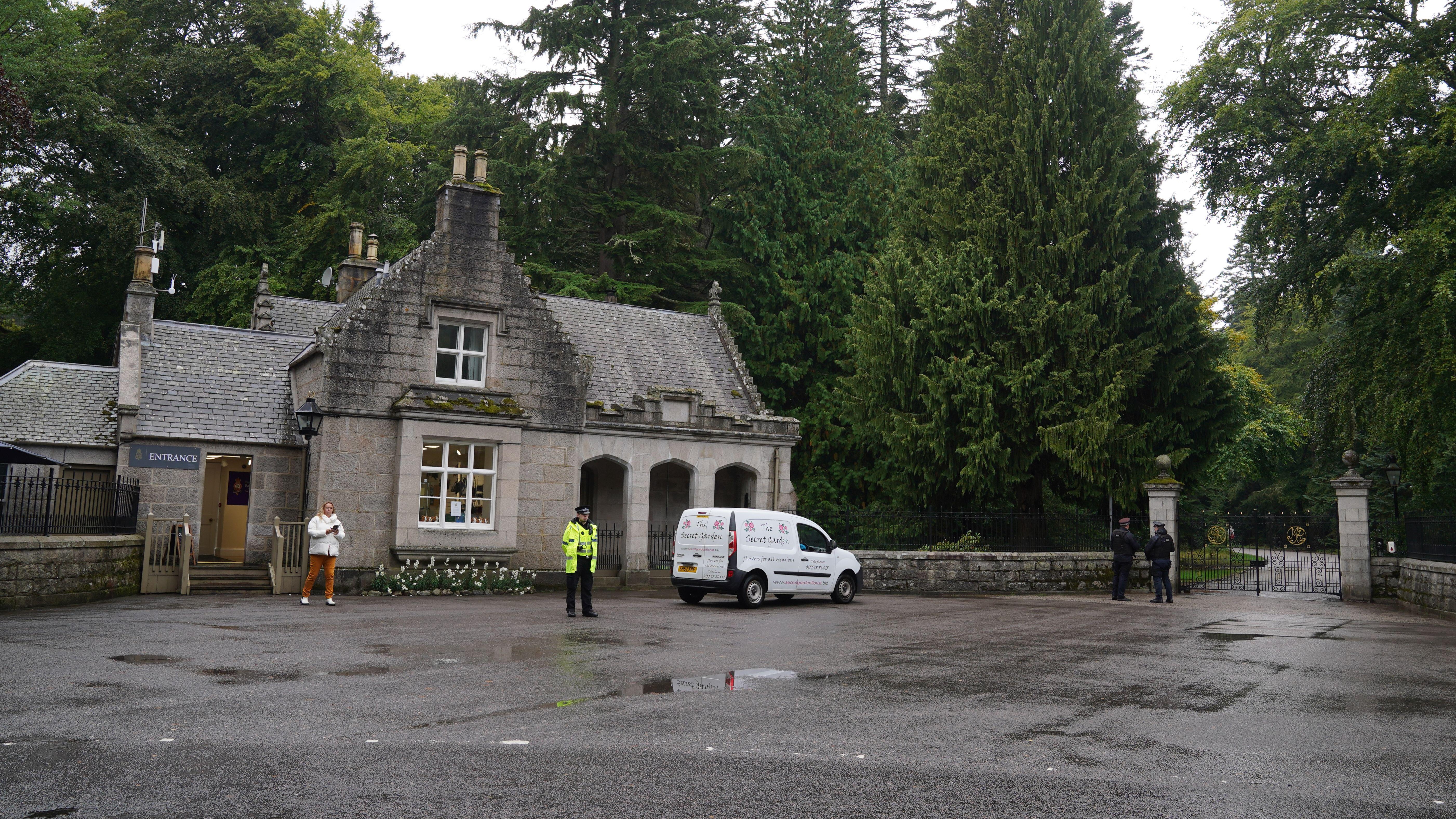 Image ID 2JYTDPP entrance to Balmoral in Scotland, where the Queen is under medical supervision 08092022 CREDIT PA, Alamy Stock Photo.jpg