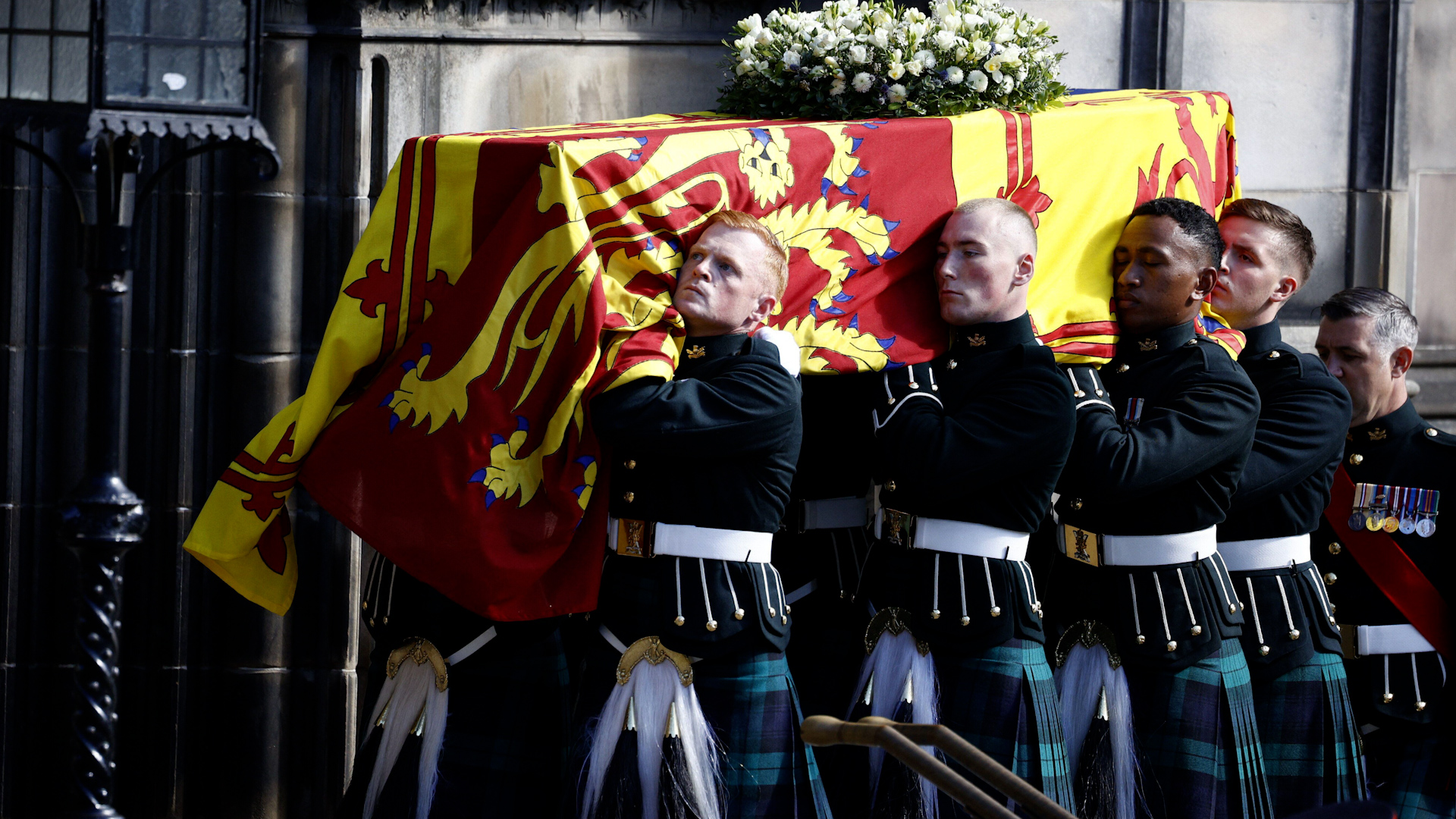 Royal Regiment of Scotland soldiers carry the Queen's coffin into St Giles’ Cathedral