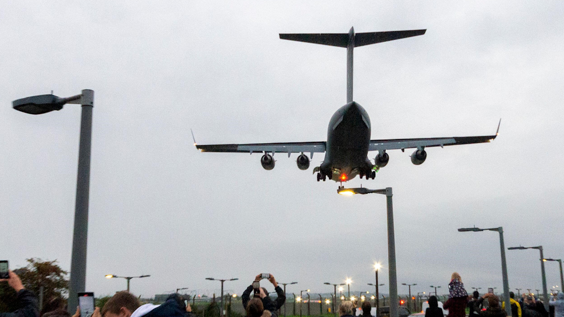 Image ID 2K0TP5J Queen Elizabeth II's coffin flew from Edinburgh Airport by Royal Air Force Boeing C-17A Globemaster III 13092022 CREDIT Avpics,Alamy Stock Photo.jpg