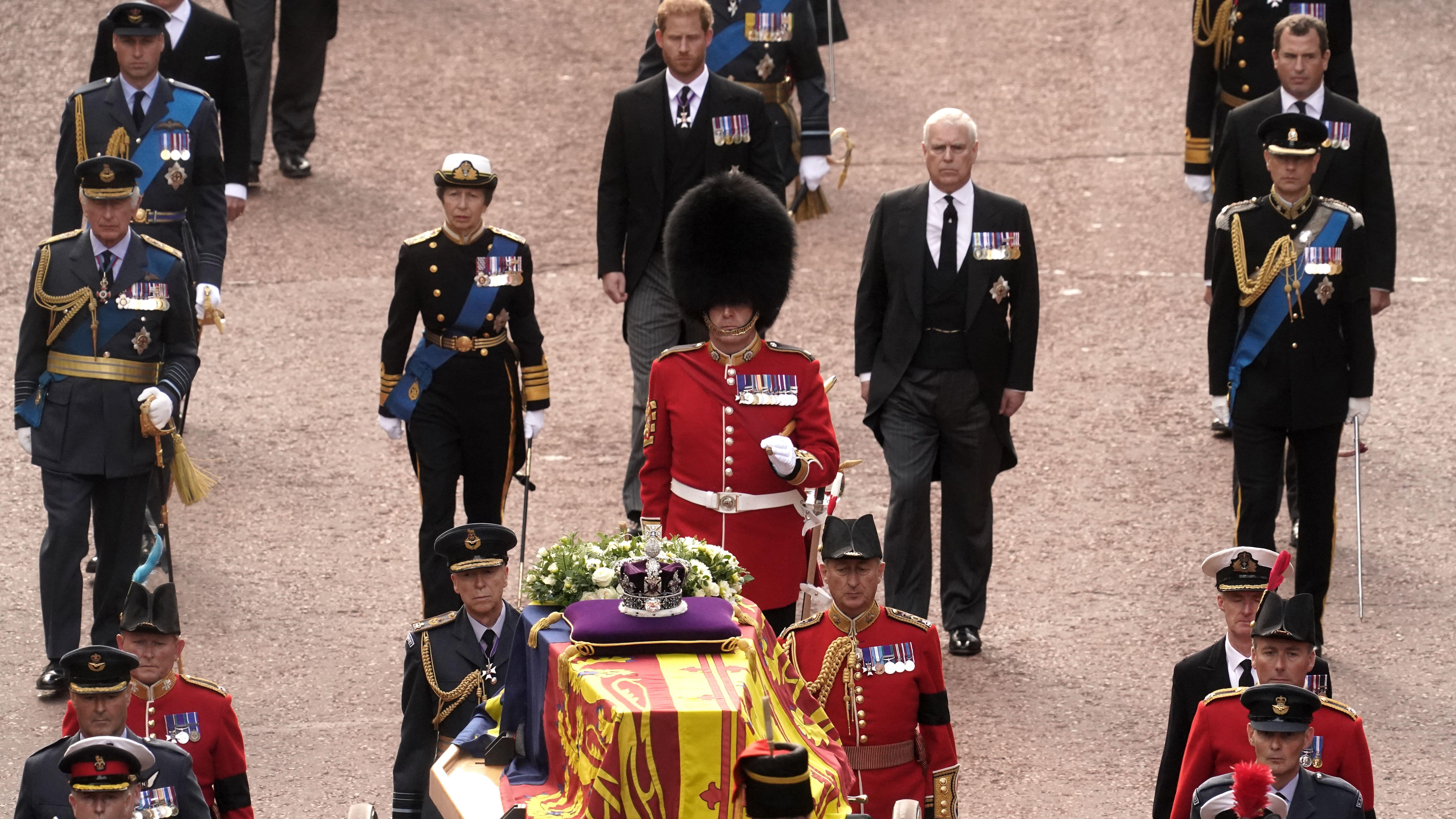 Image ID 2K10157 Garrison Sergeant Major Stokes and members of the royal family follow the coffin of Queen Elizabeth II from Buckingham Palace 14092022 CREDIT PA, Alamy