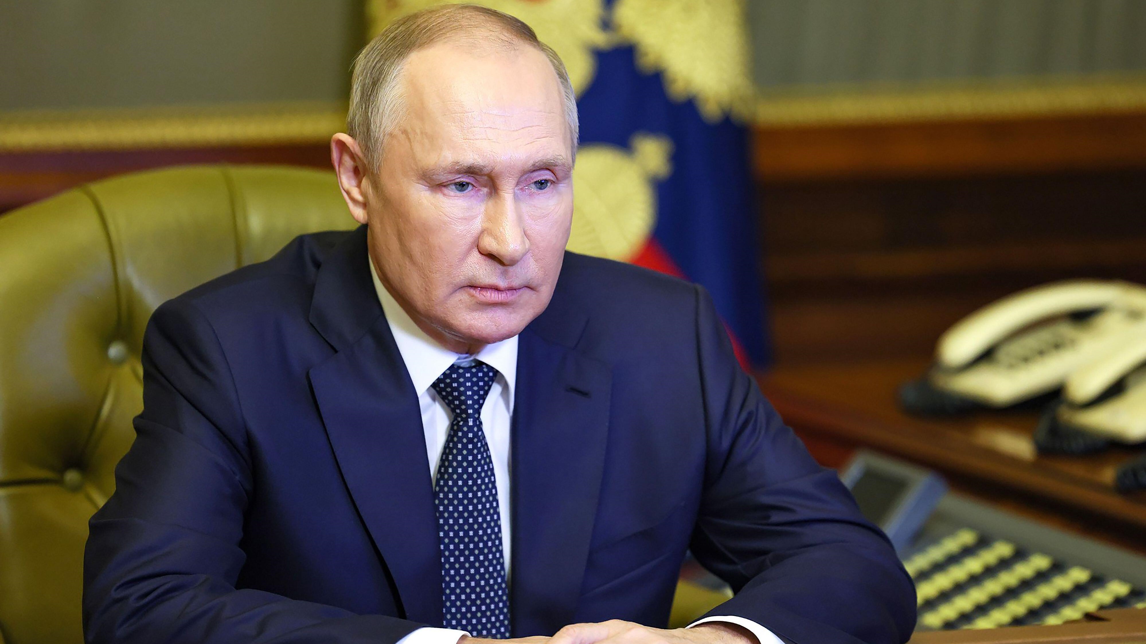 Image ID 2K5XRFR Russian President Vladimir Putin chairs a Security Council meeting via videoconference, in Saint Petersburg 10102022 CREDIT UPI,Alamy Live News.jpg