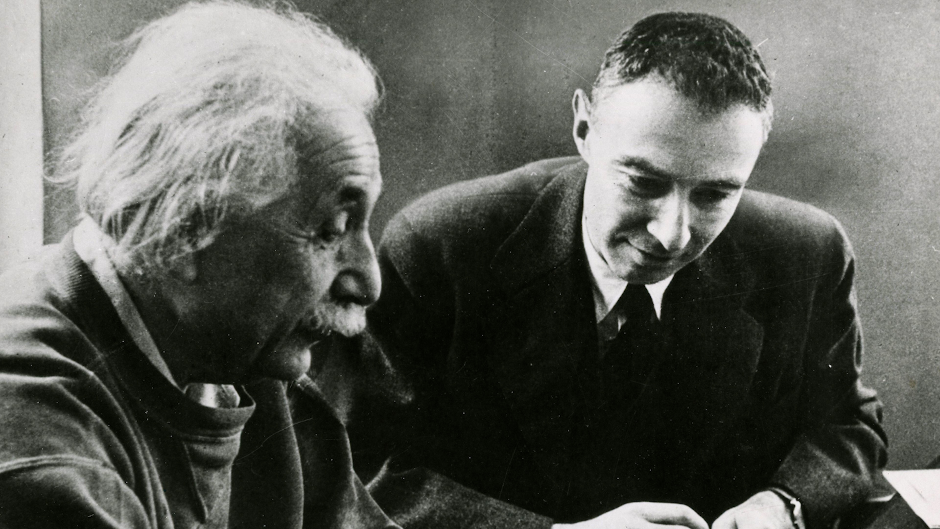 Image ID 2KE3RJ8 German physicist Albert Einstein and American physicist Robert Oppenheimer, Princeton, USA 1950 CREDIT Alamy EXP 04112023.jpg