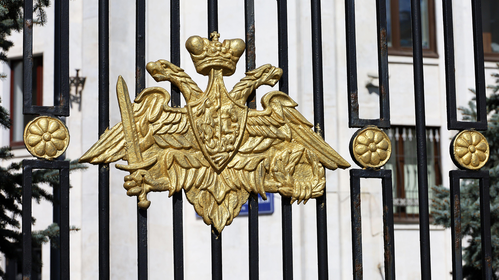 Image ID 2M1AM4P Official emblem of Defense Ministry of Russia on the metal fence, view to main office building in Moscow. Symbol of russian military, mobilization CREDIT ALAMY 240523
