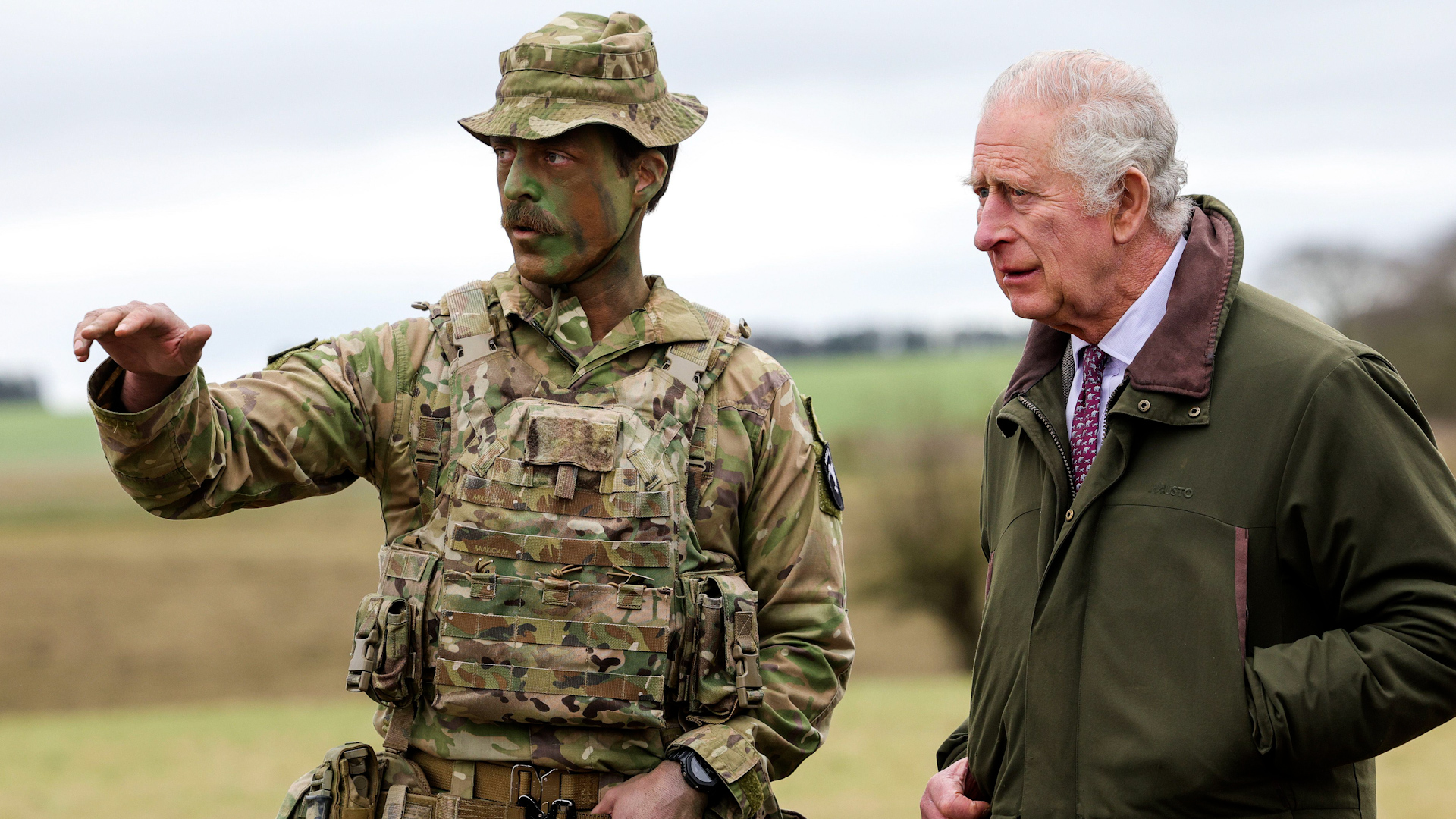 The King speaks to Major Tony Harris 