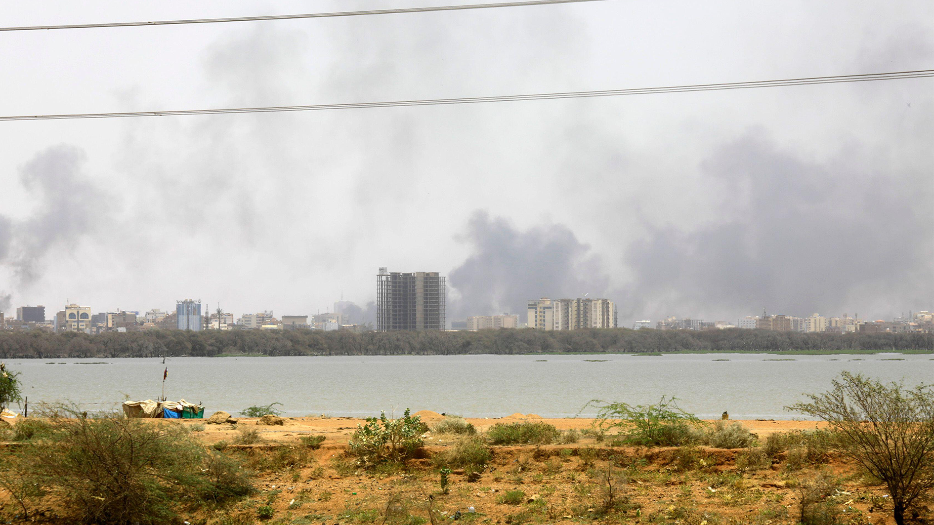 Image ID 2PMXDX9 Khartmou. 15th Apr, 2023. This photo taken on April 15, 2023 shows smoke rising in Khartoum, capital of Sudan. Heavy gunfire was heard in Khartoum. Credit Mohamed Khidir Xinhua Alamy Live News 220423